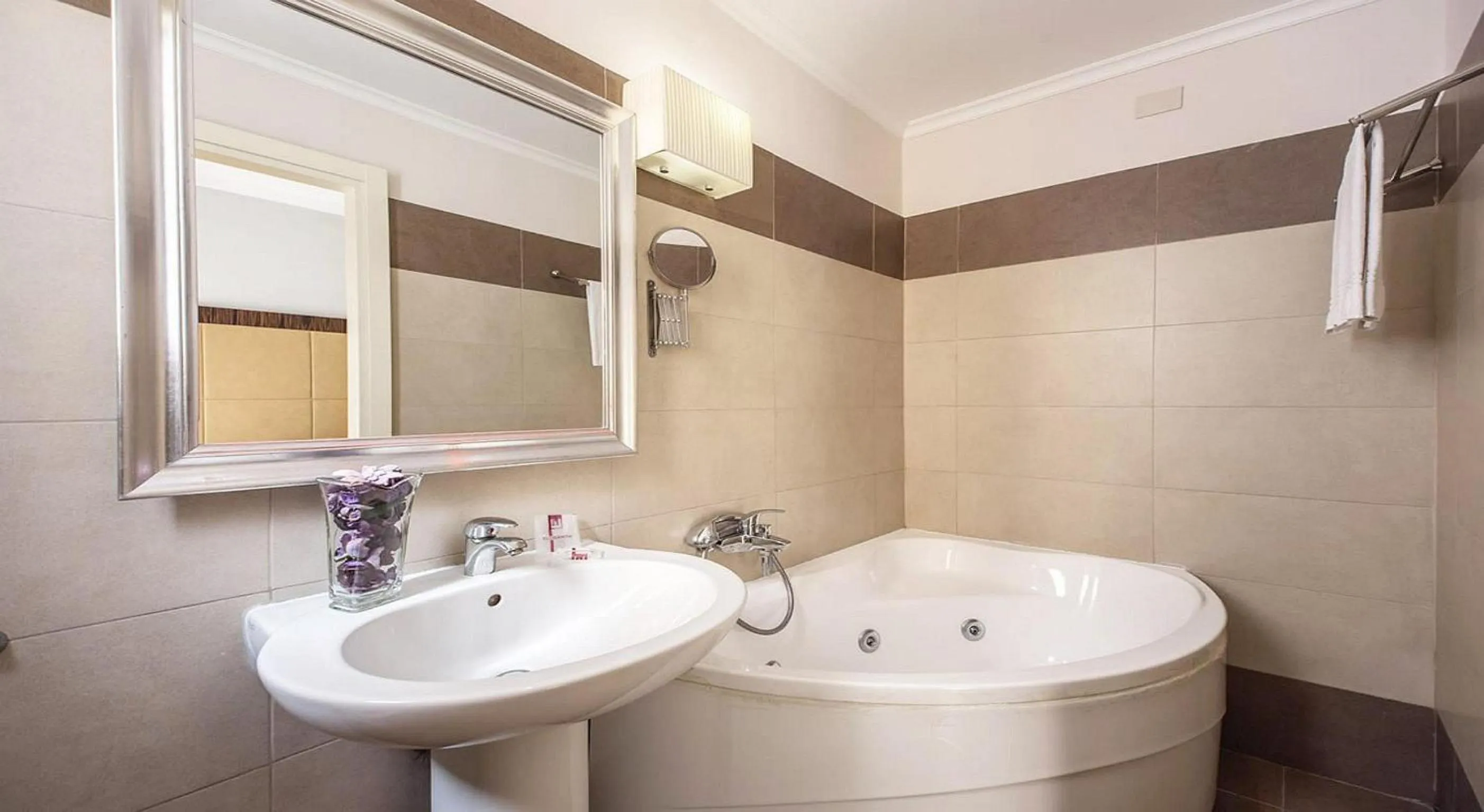 Bathroom in 939 Hotel