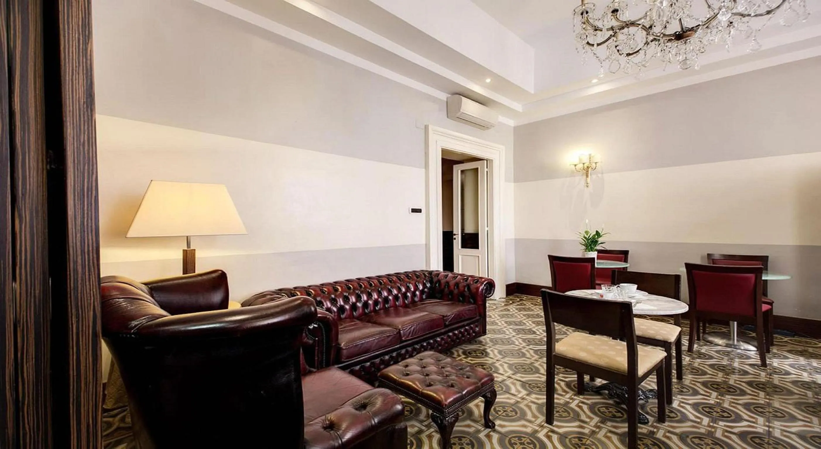 Lounge or bar in 939 Hotel