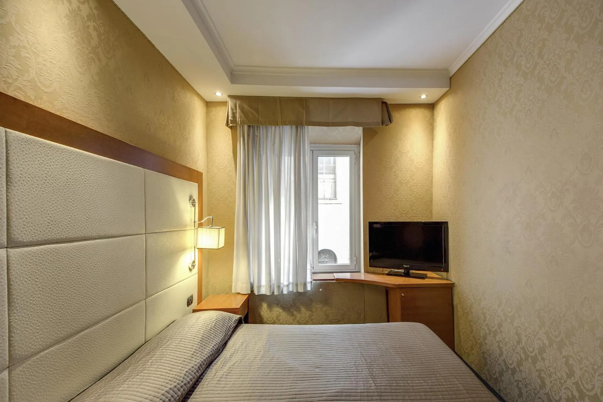 Photo of the whole room, Bed in 939 Hotel