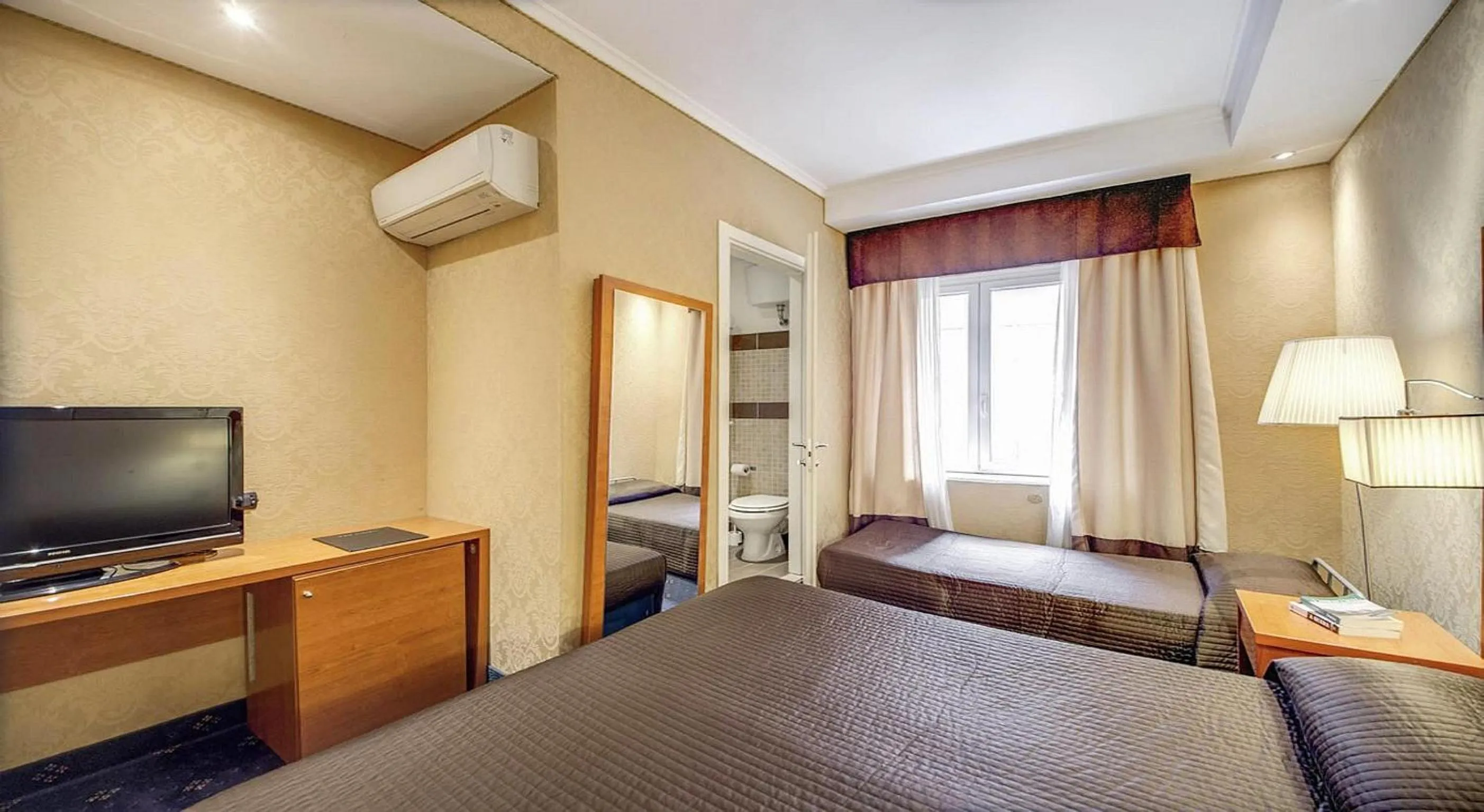 Photo of the whole room, Bed in 939 Hotel