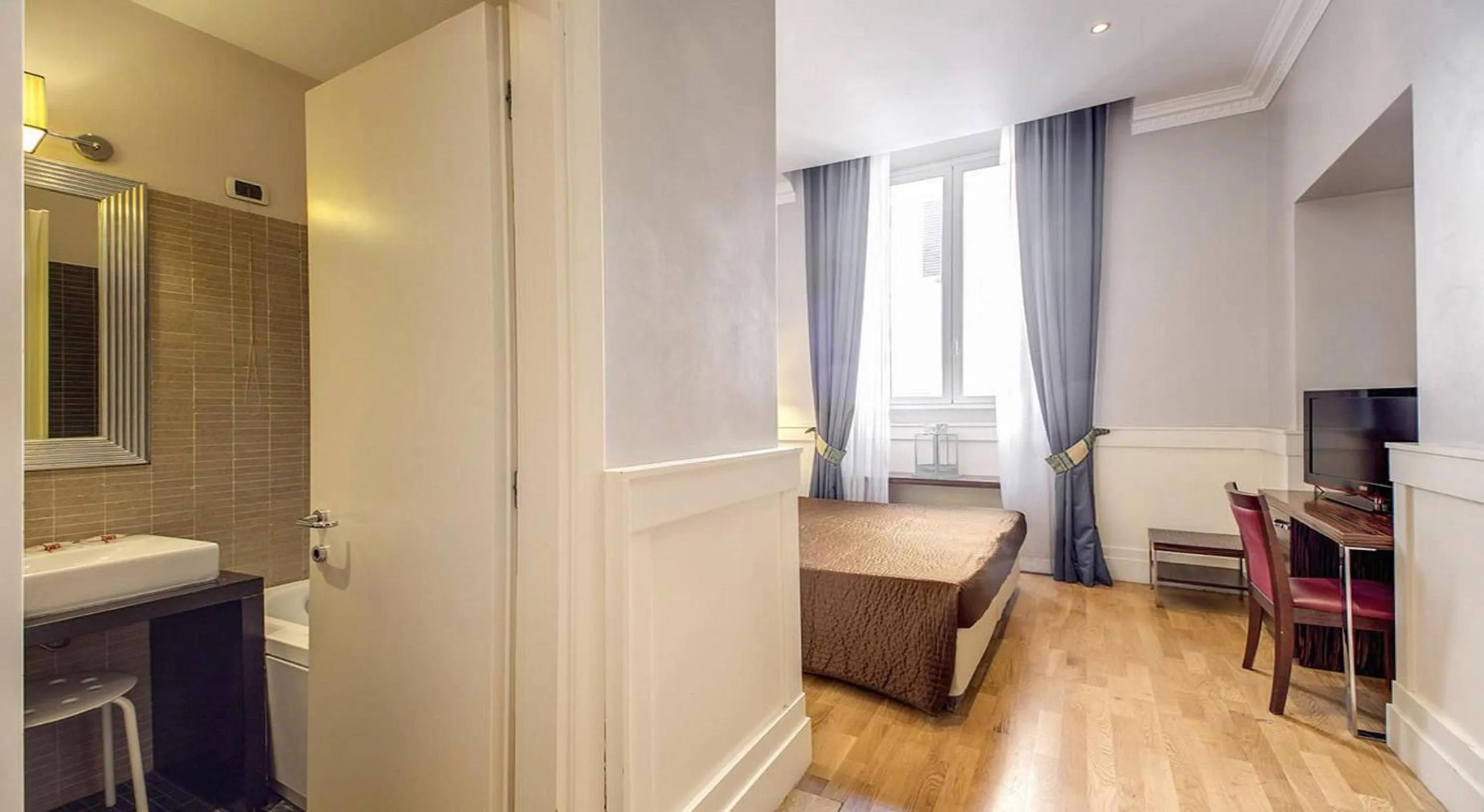 Photo of the whole room, Bed in 939 Hotel