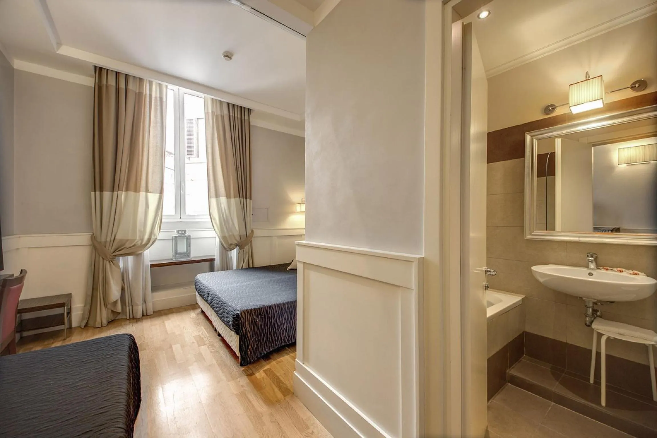 Photo of the whole room, Bed in 939 Hotel