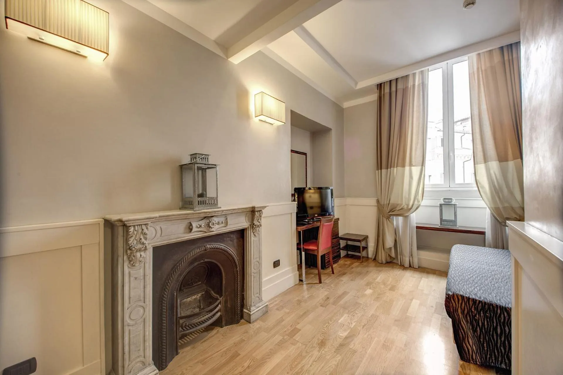 Photo of the whole room in 939 Hotel