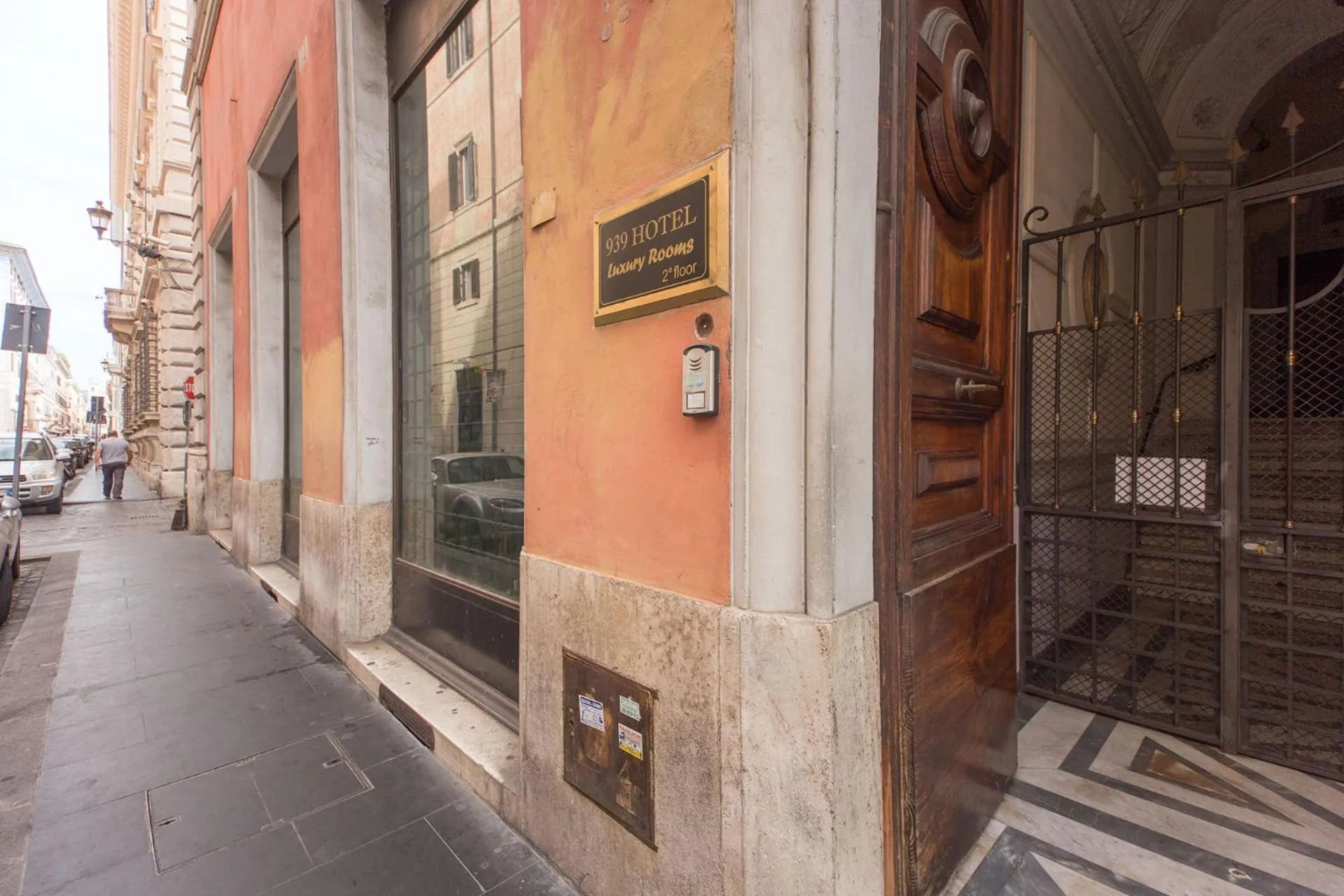 Facade/entrance in 939 Hotel