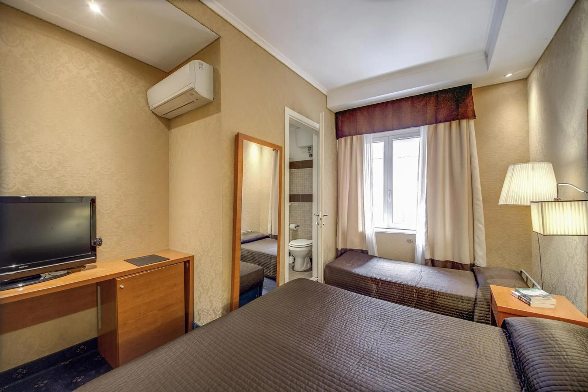 Photo of the whole room, Bed in 939 Hotel