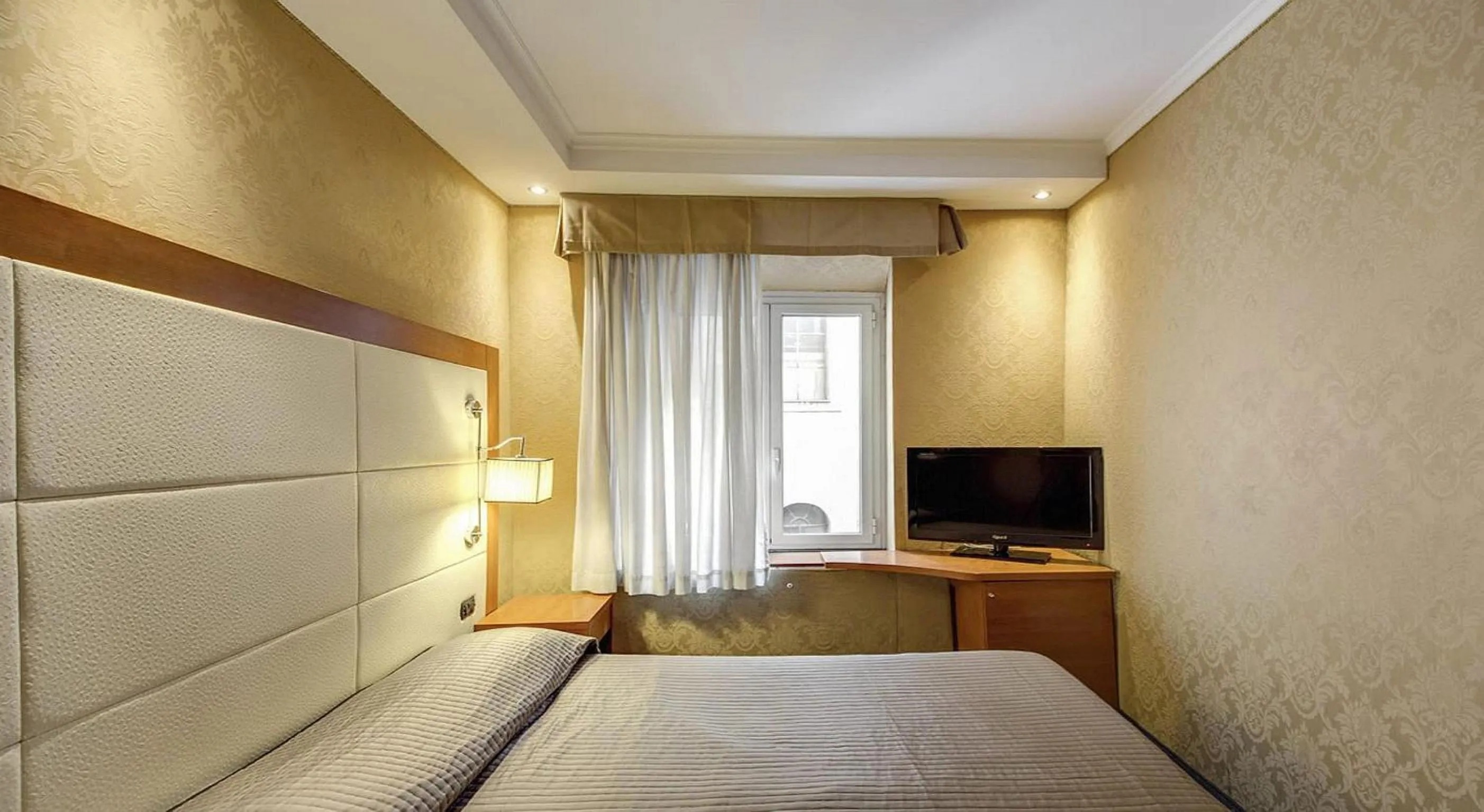 Photo of the whole room, Bed in 939 Hotel