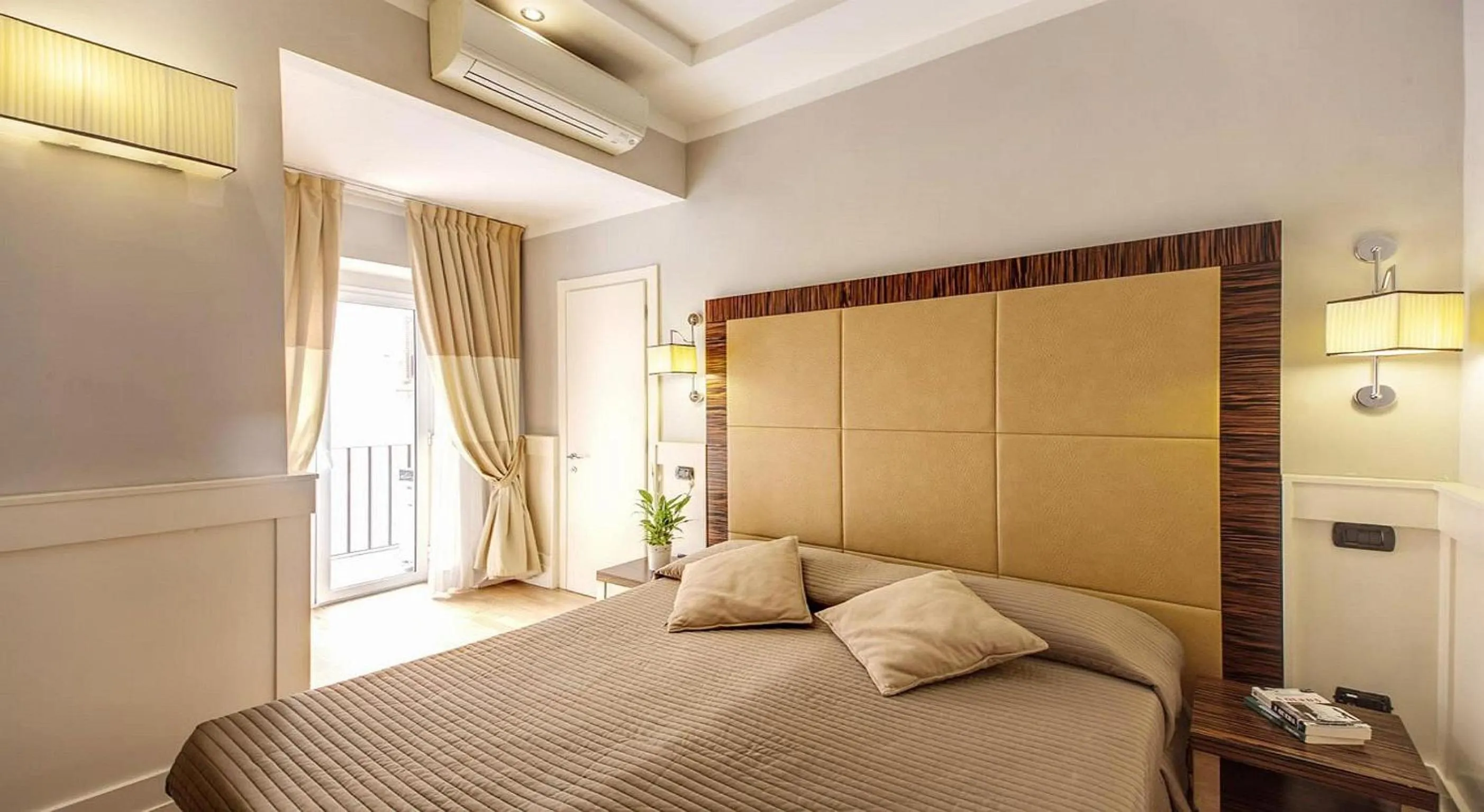 Photo of the whole room, Bed in 939 Hotel