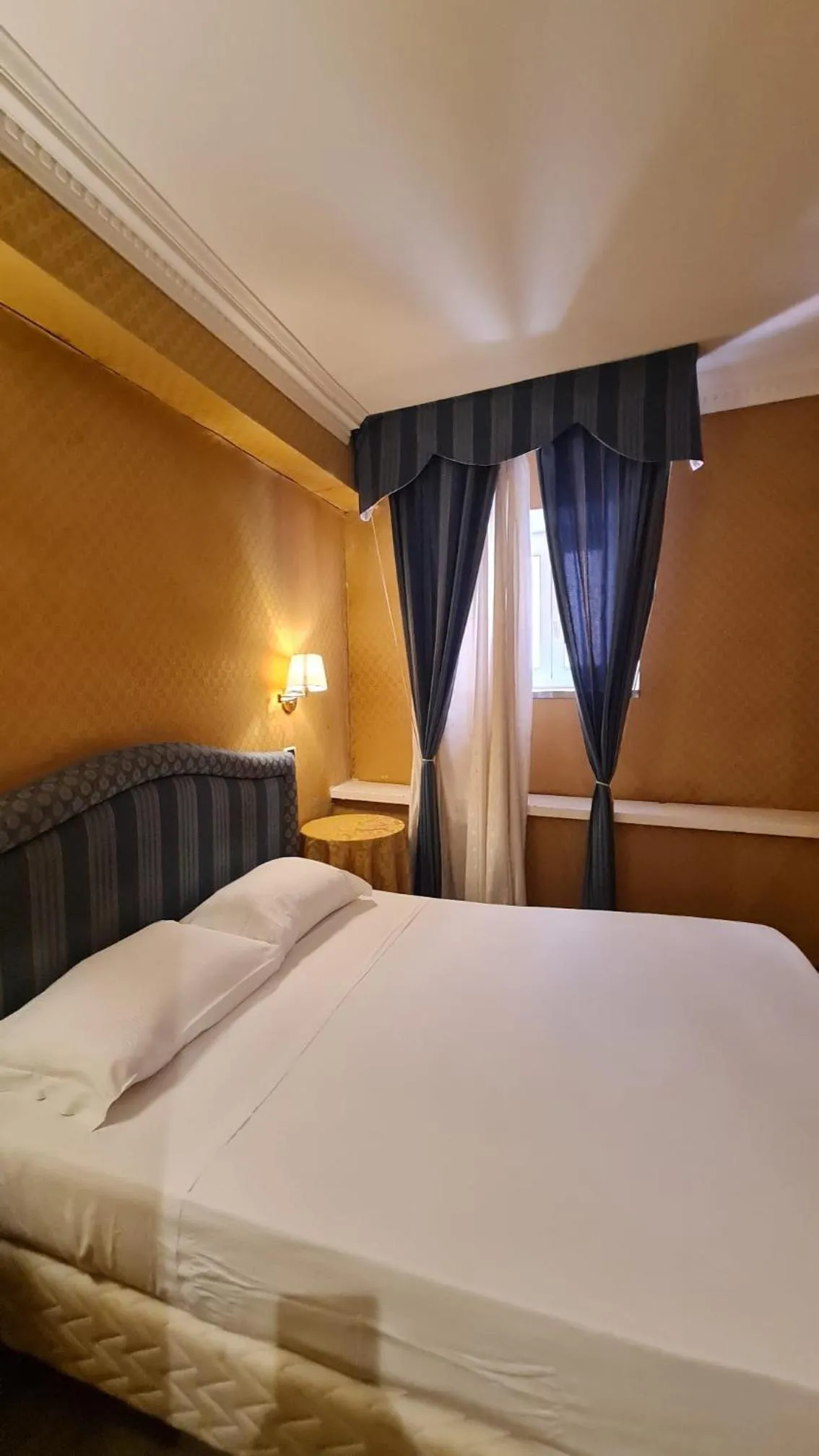 Bedroom, Bed in 939 Hotel