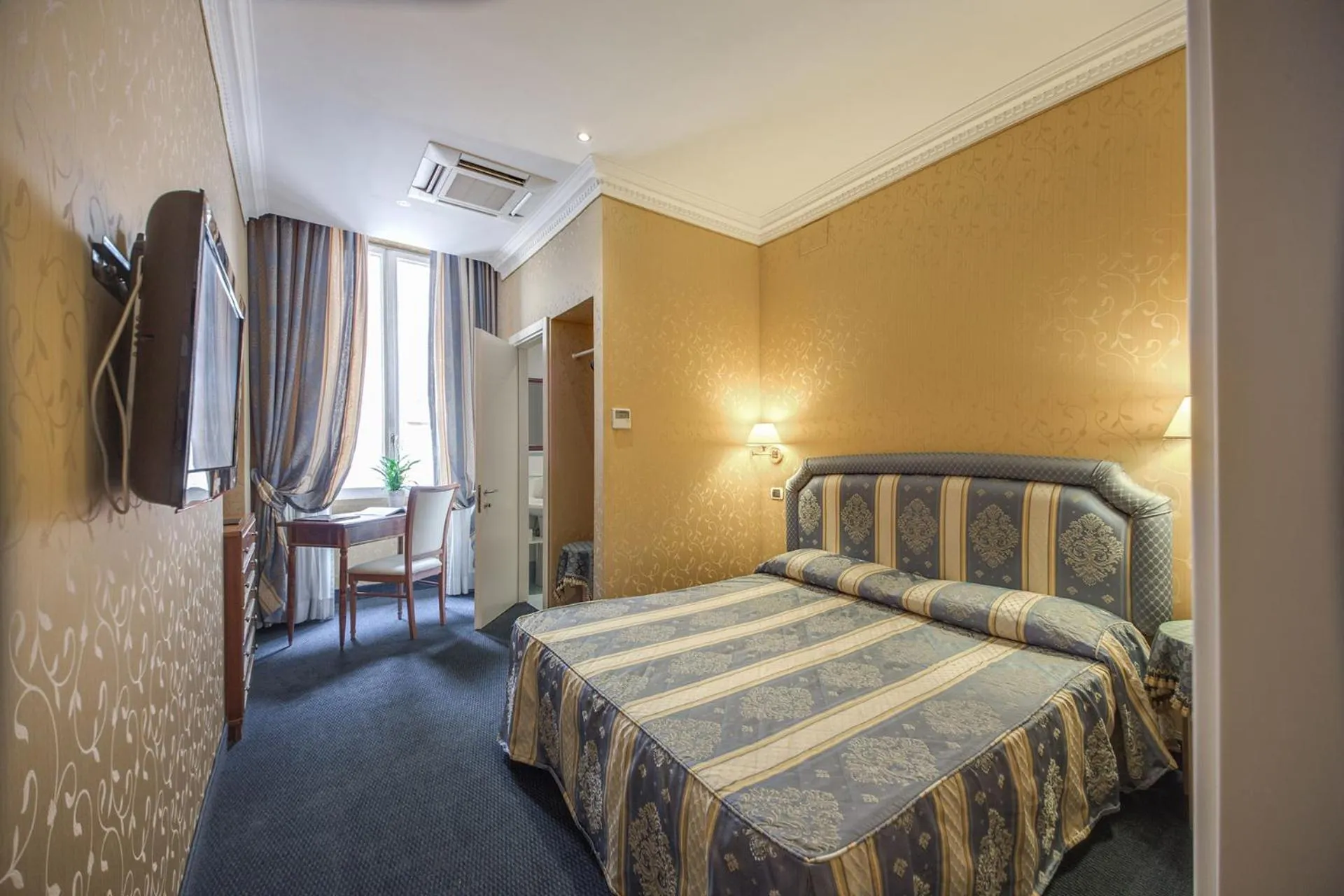 Photo of the whole room, Bed in 939 Hotel