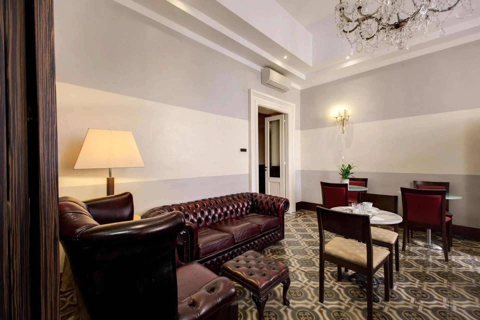 Lounge or bar in 939 Hotel