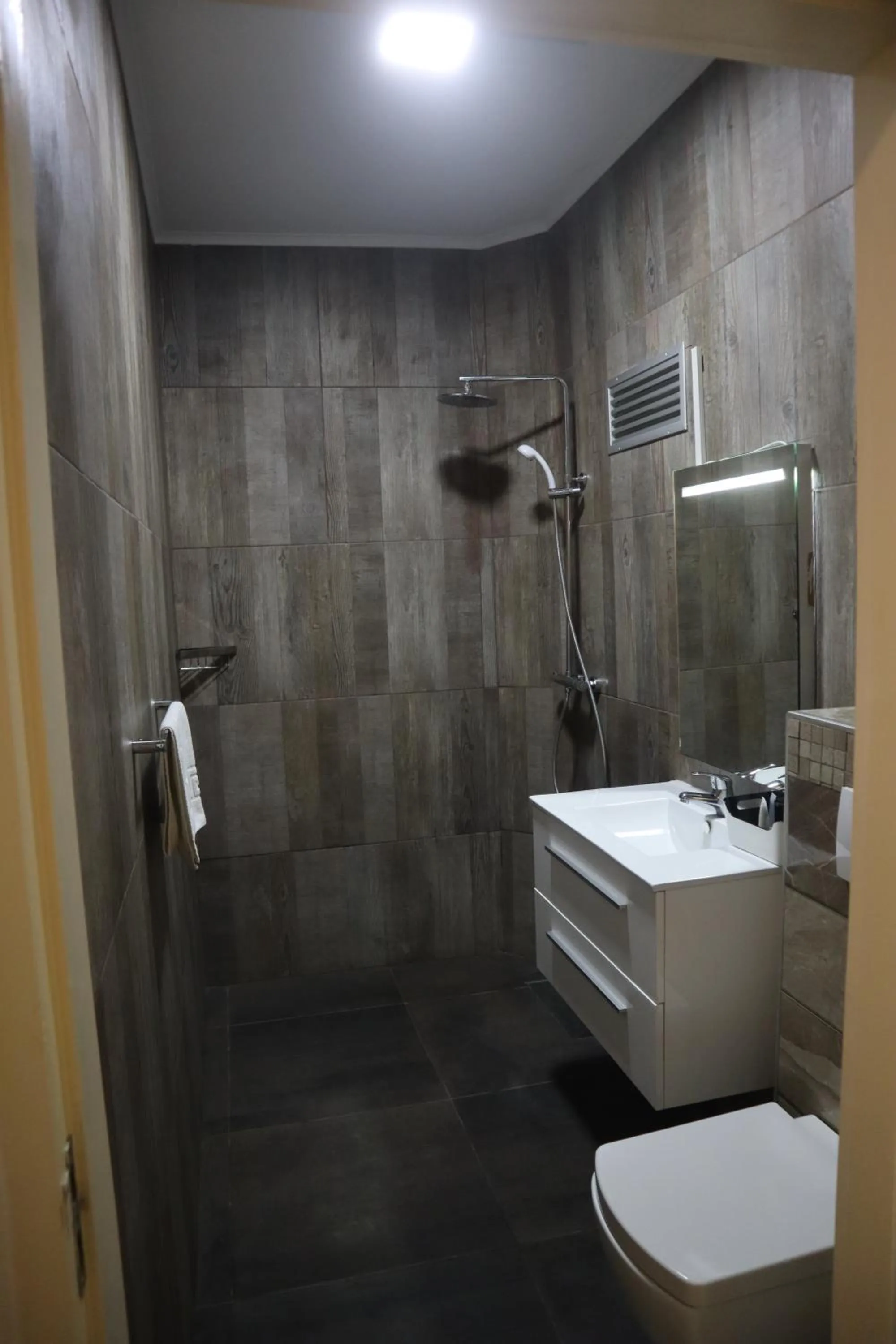 Bathroom in Empire Apartments Su 1 Celinastraat