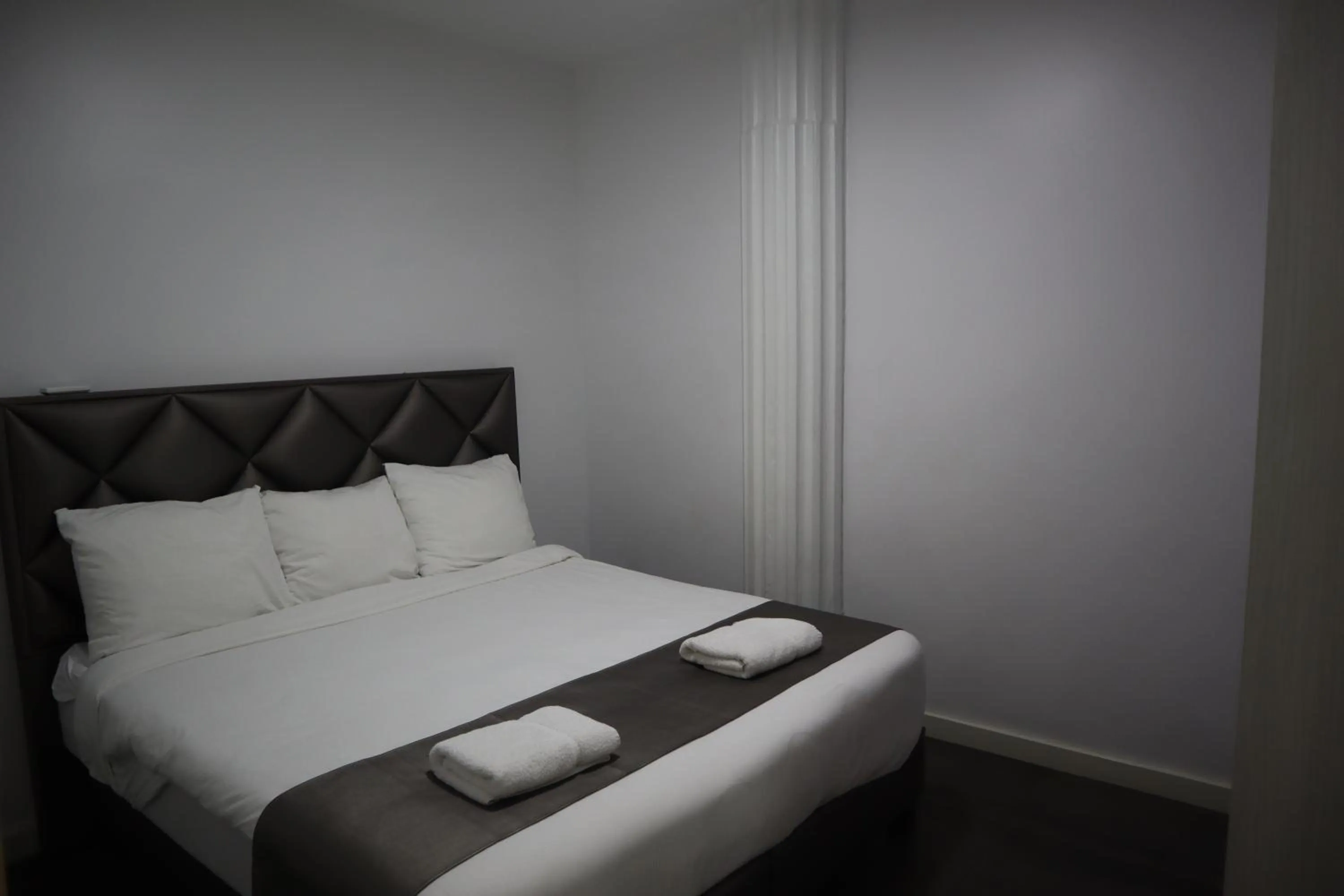 Bedroom, Bed in Empire Apartments Su 1 Celinastraat