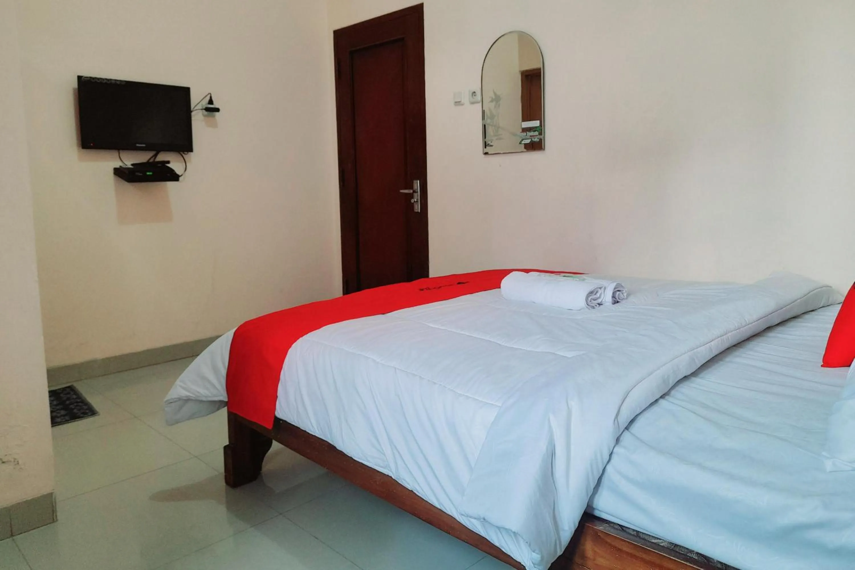 Bedroom, Bed in RedDoorz Syariah near Komplek Candi Arjuna Dieng 2