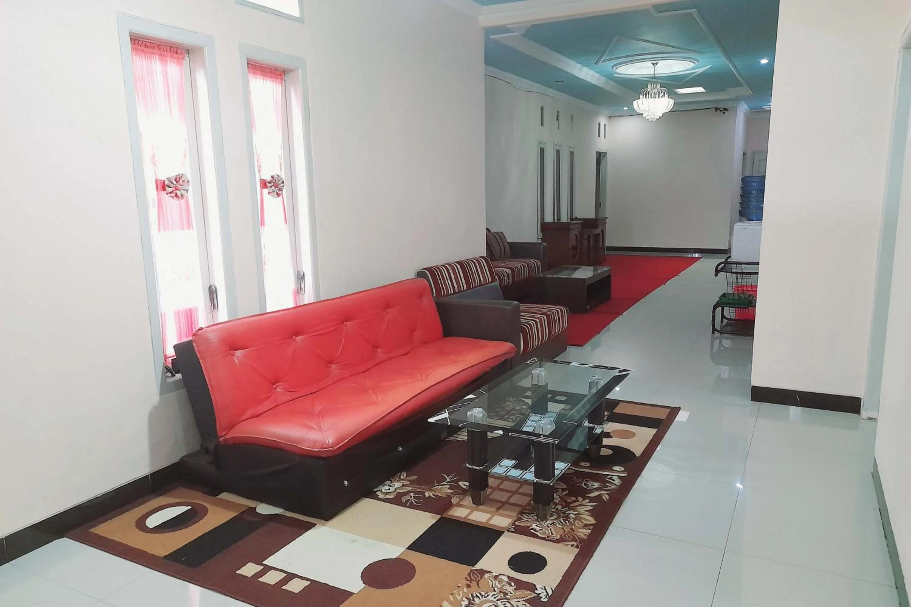 Living room in RedDoorz Syariah near Komplek Candi Arjuna Dieng 2