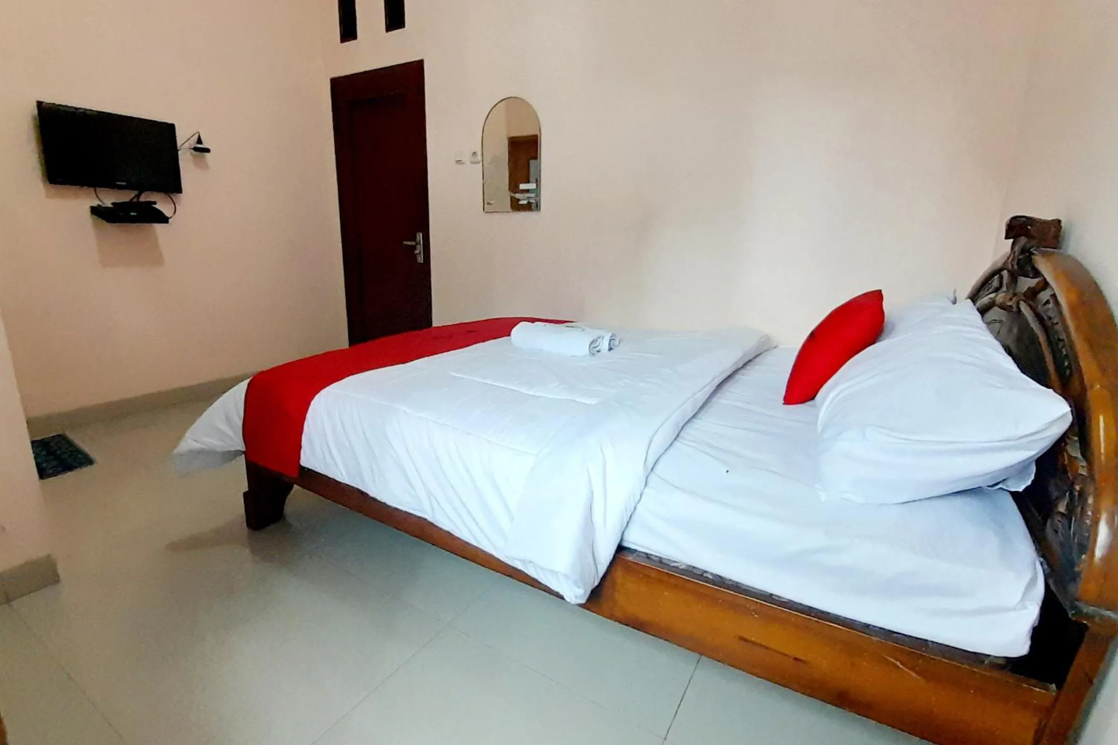 Bedroom, Bed in RedDoorz Syariah near Komplek Candi Arjuna Dieng 2