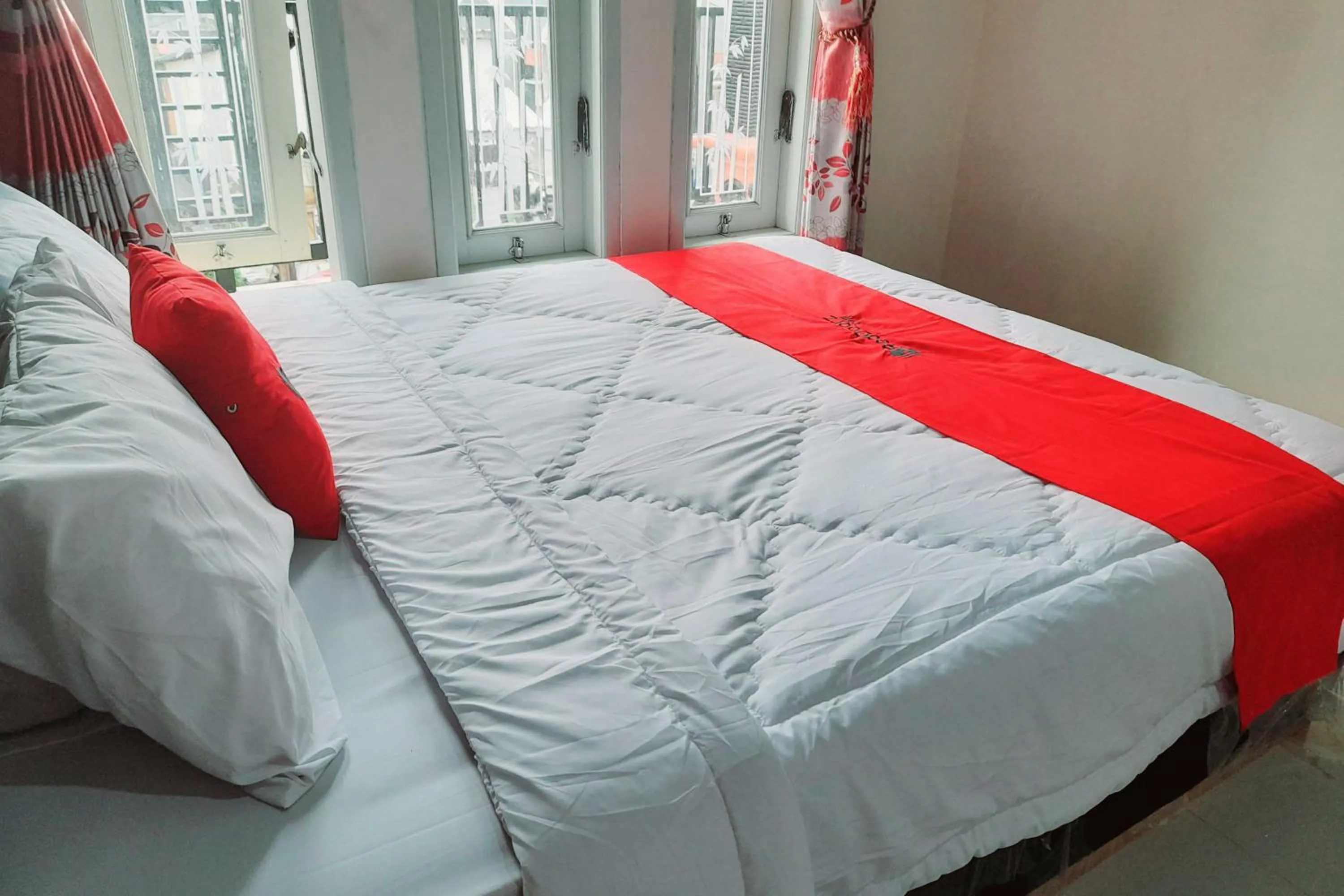 Bedroom, Bed in RedDoorz Syariah near Komplek Candi Arjuna Dieng 2