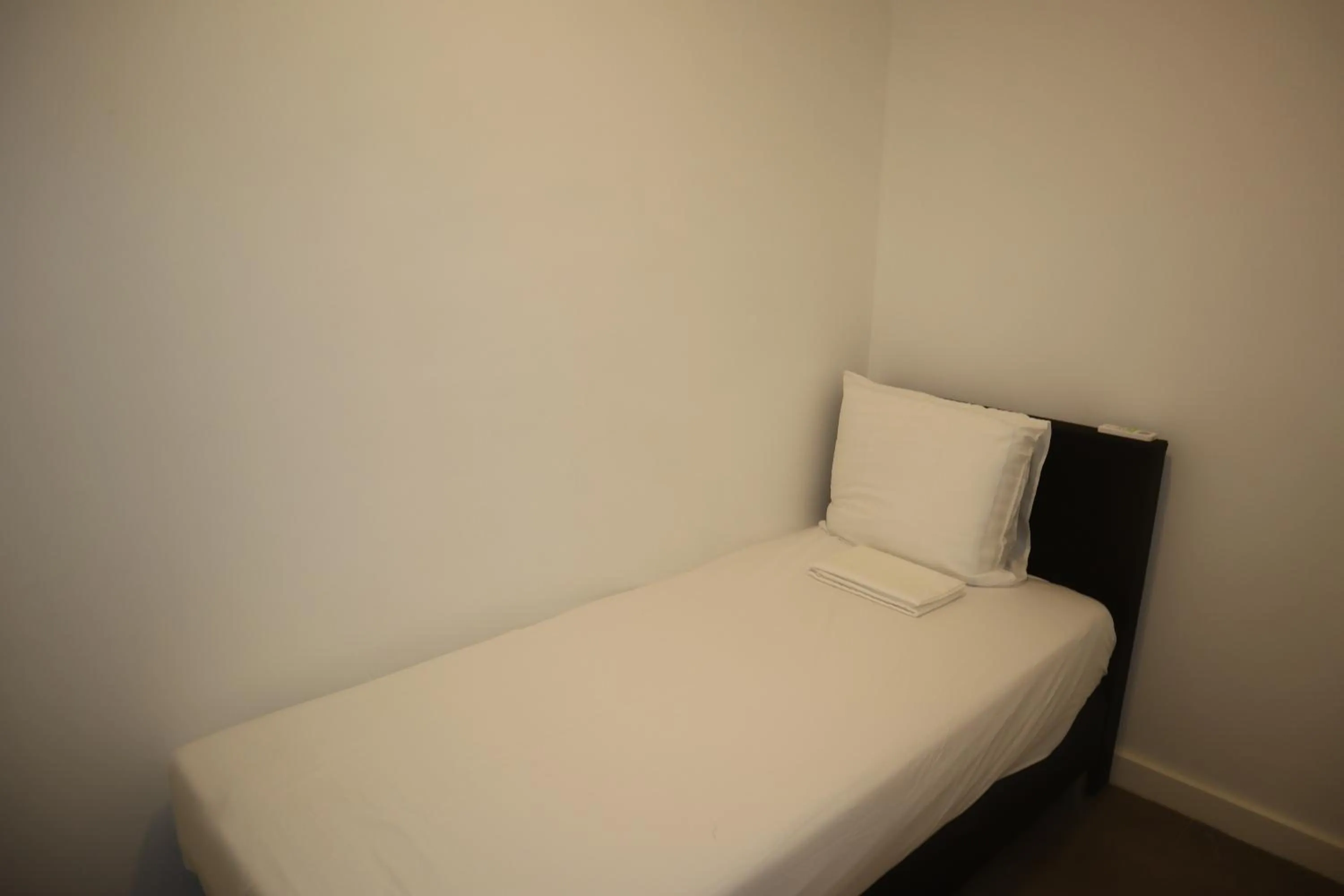 Bed in Empire Apartments SU 2 Marthastraat