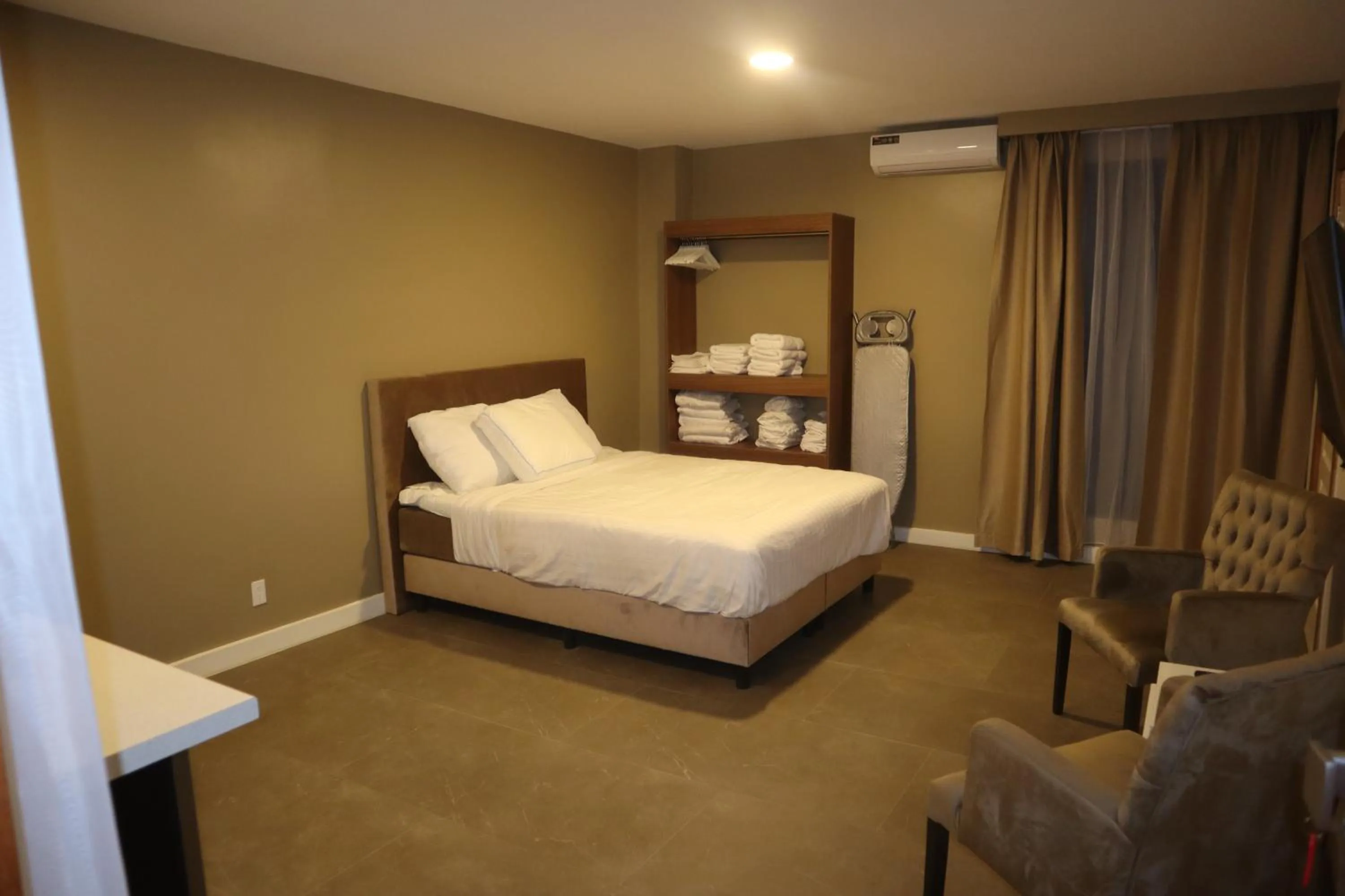 Bed in Empire Apartments SU 2 Marthastraat