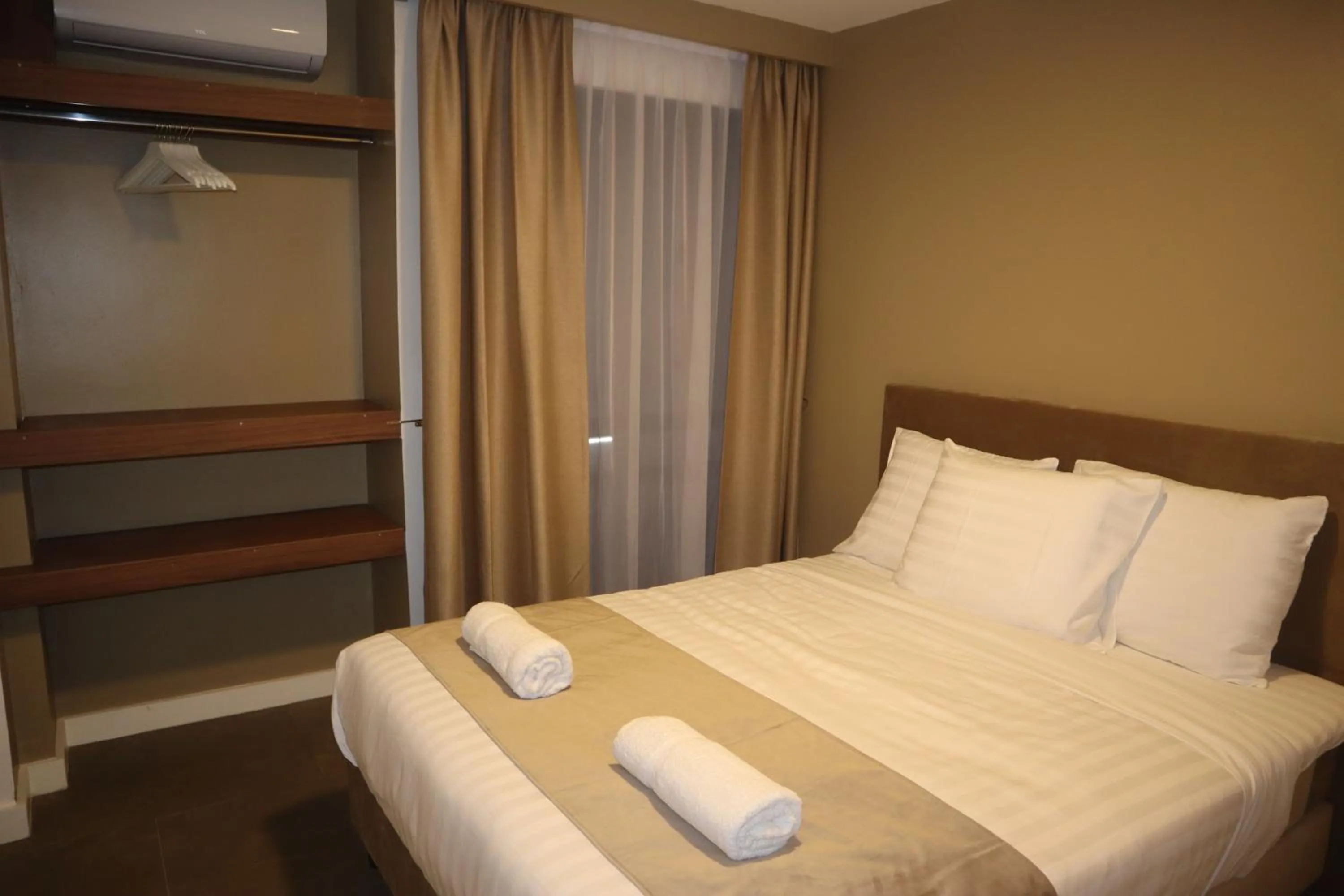 Bed in Empire Apartments SU 2 Marthastraat