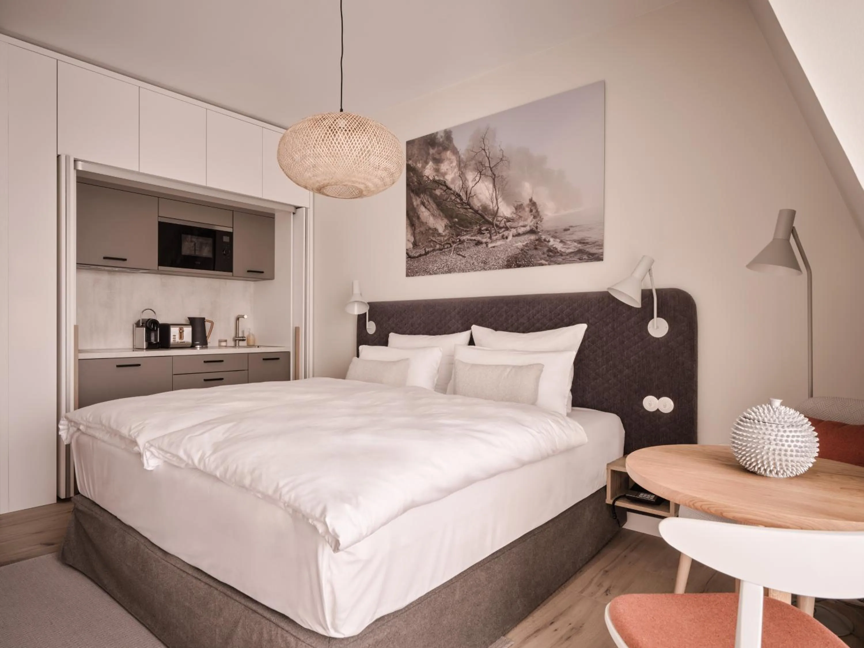 Photo of the whole room, Bed in the breeze