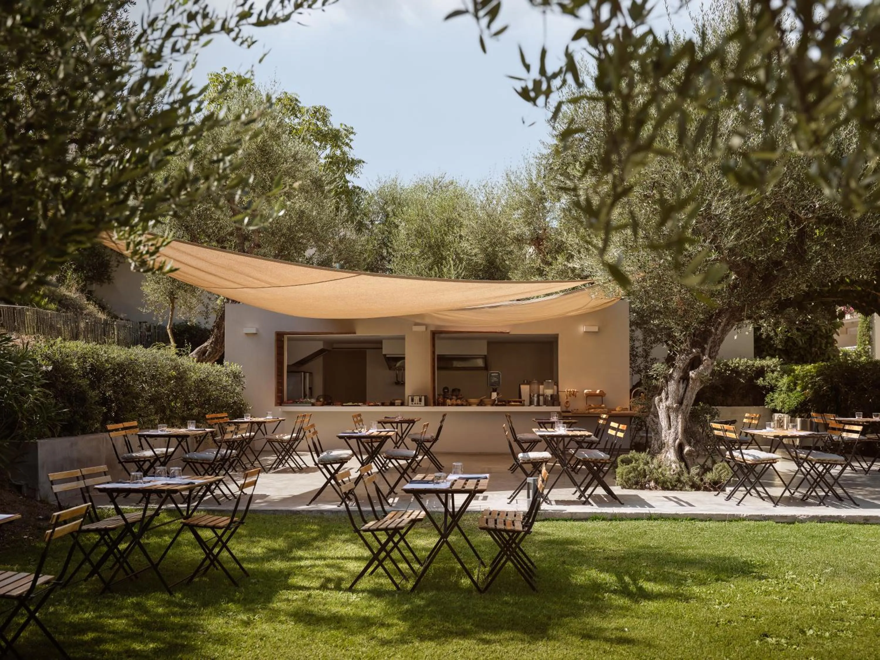 Restaurant/places to eat in New Beach Hotel