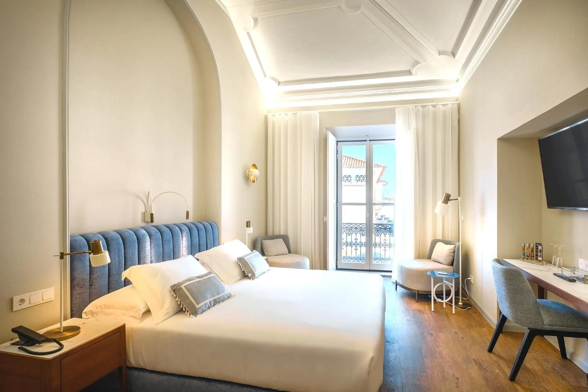 Facility for disabled guests, Bed in MouraSuites Hotel