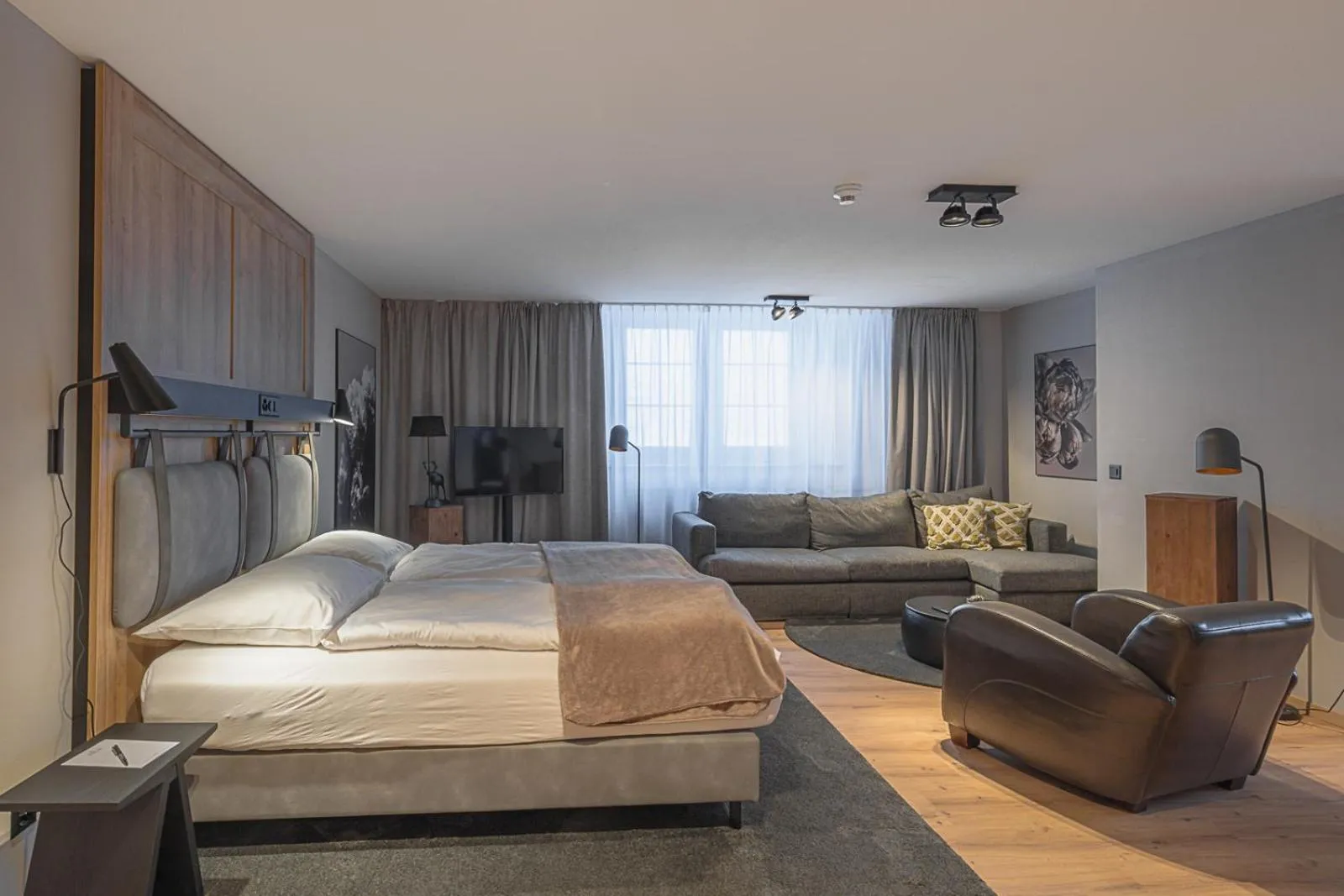 Seating area, Bed in ALPINE INN Davos