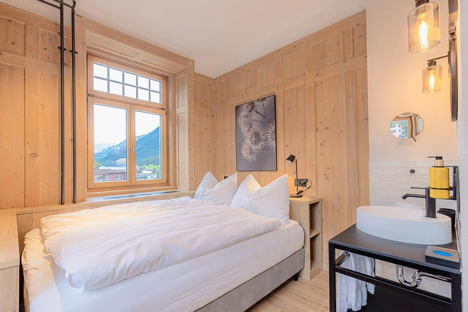 Bathroom, Bed in ALPINE INN Davos