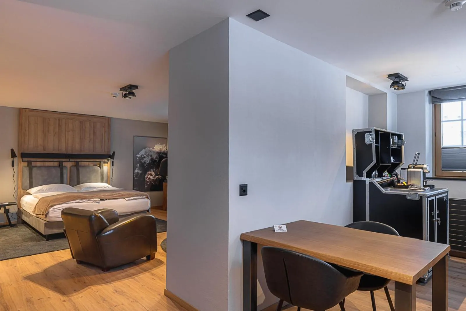 Seating area, Bed in ALPINE INN Davos