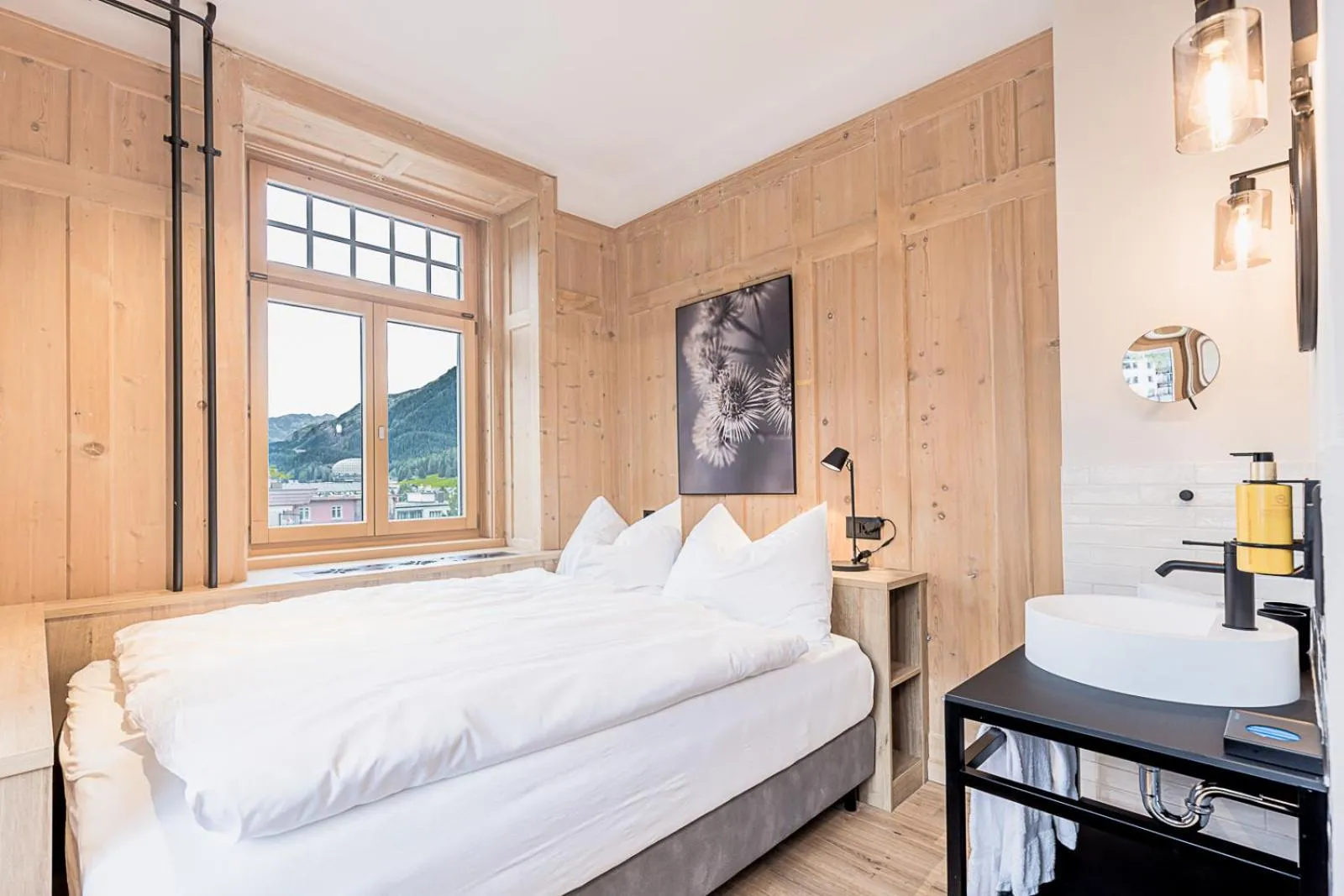 Photo of the whole room, Bed in ALPINE INN Davos