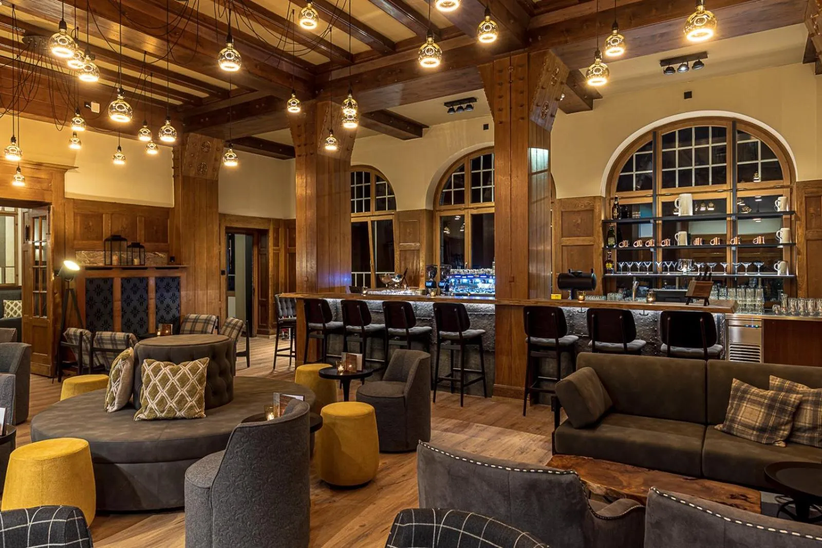 Lounge or bar in ALPINE INN Davos