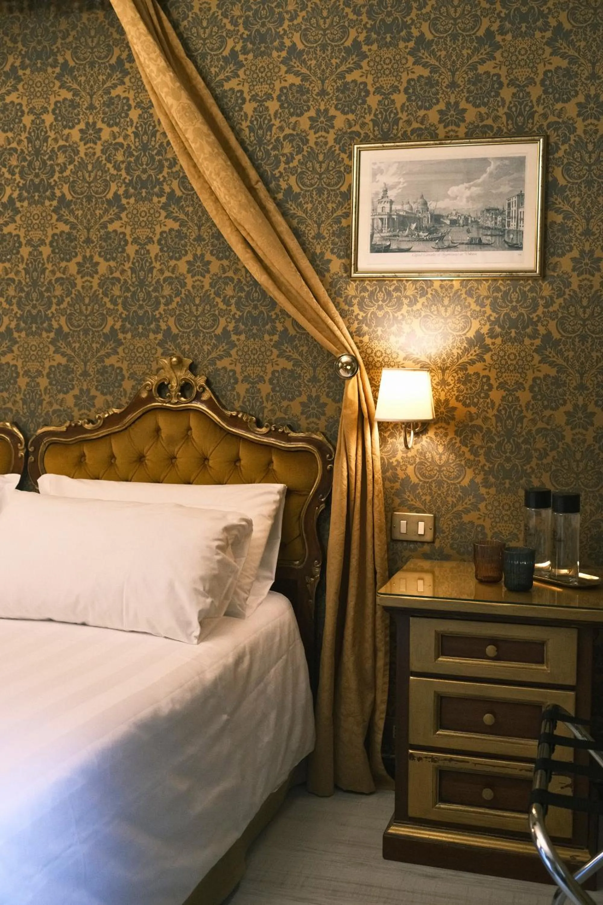 Bed in H O T E L S A N G A L L O l