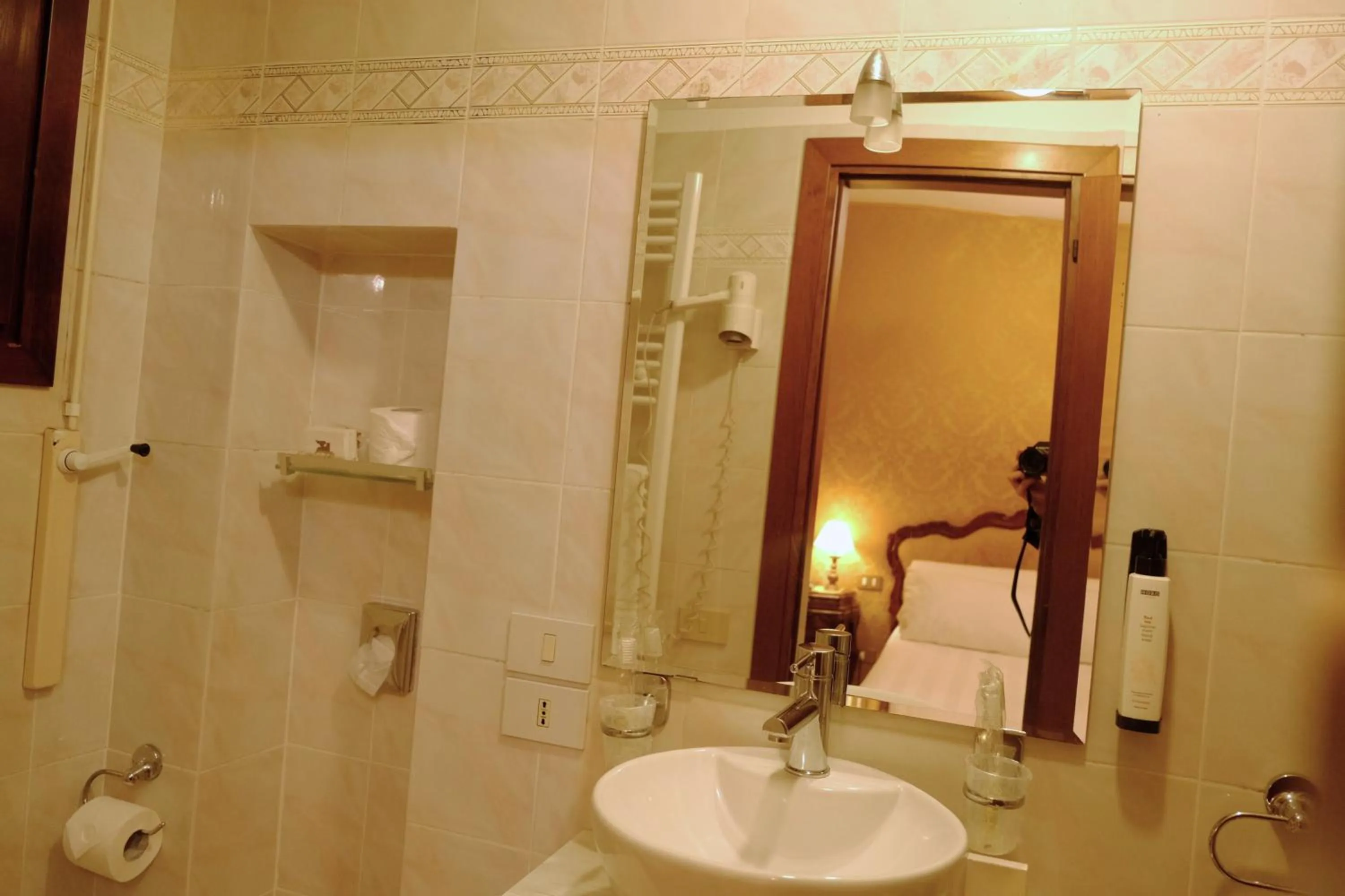 Bathroom in H O T E L S A N G A L L O l