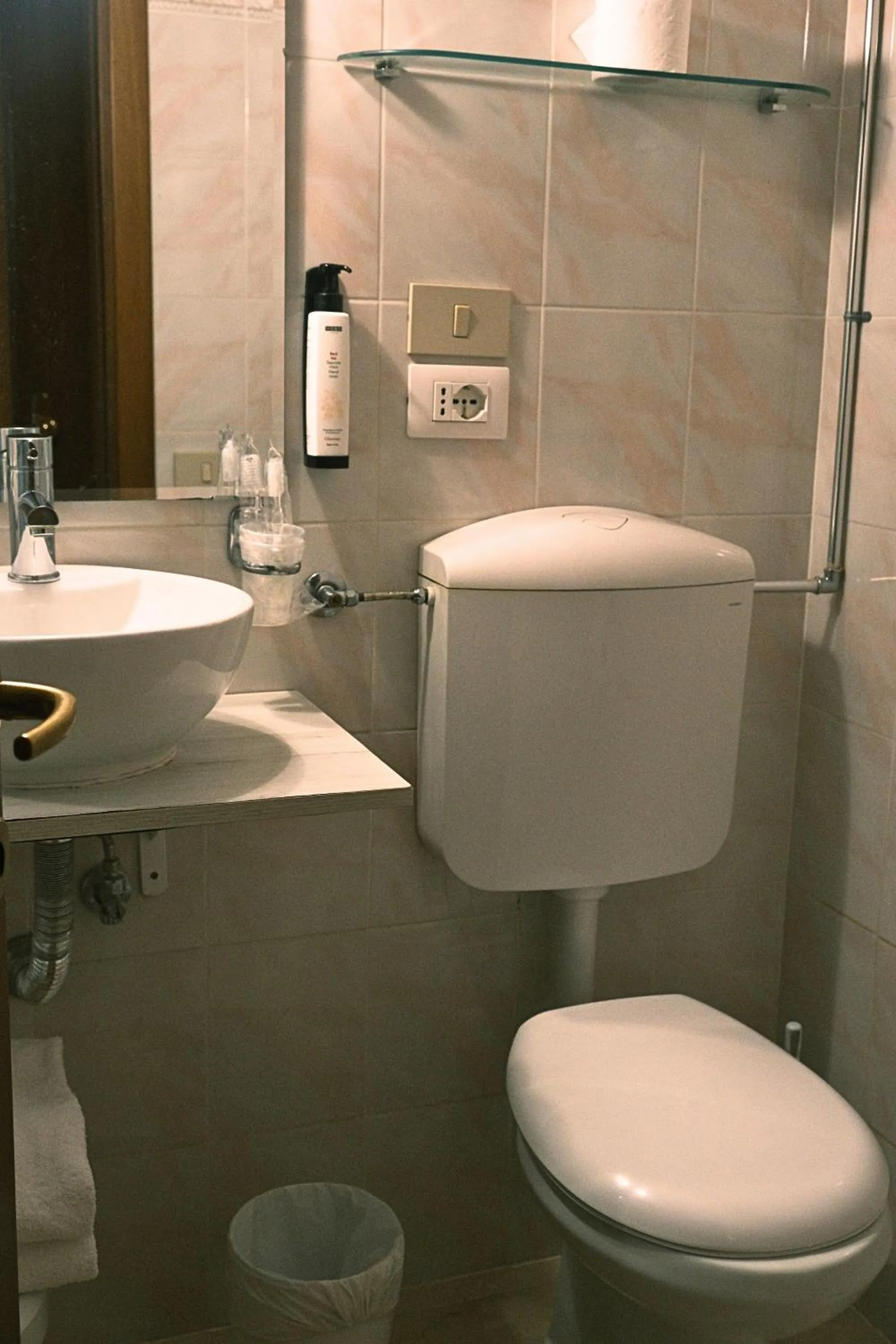 Toilet in H O T E L S A N G A L L O l