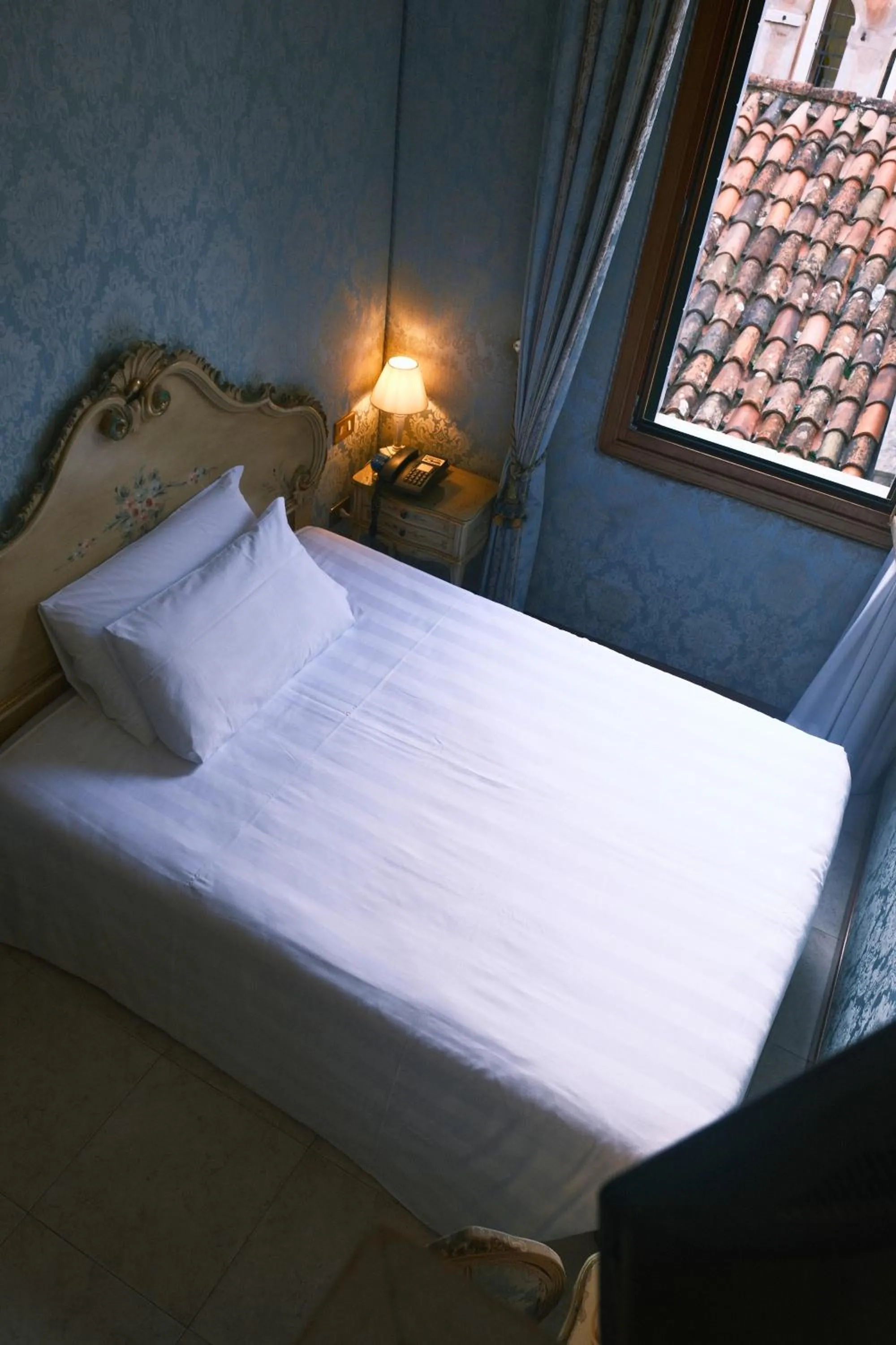 Photo of the whole room, Bed in H O T E L S A N G A L L O l