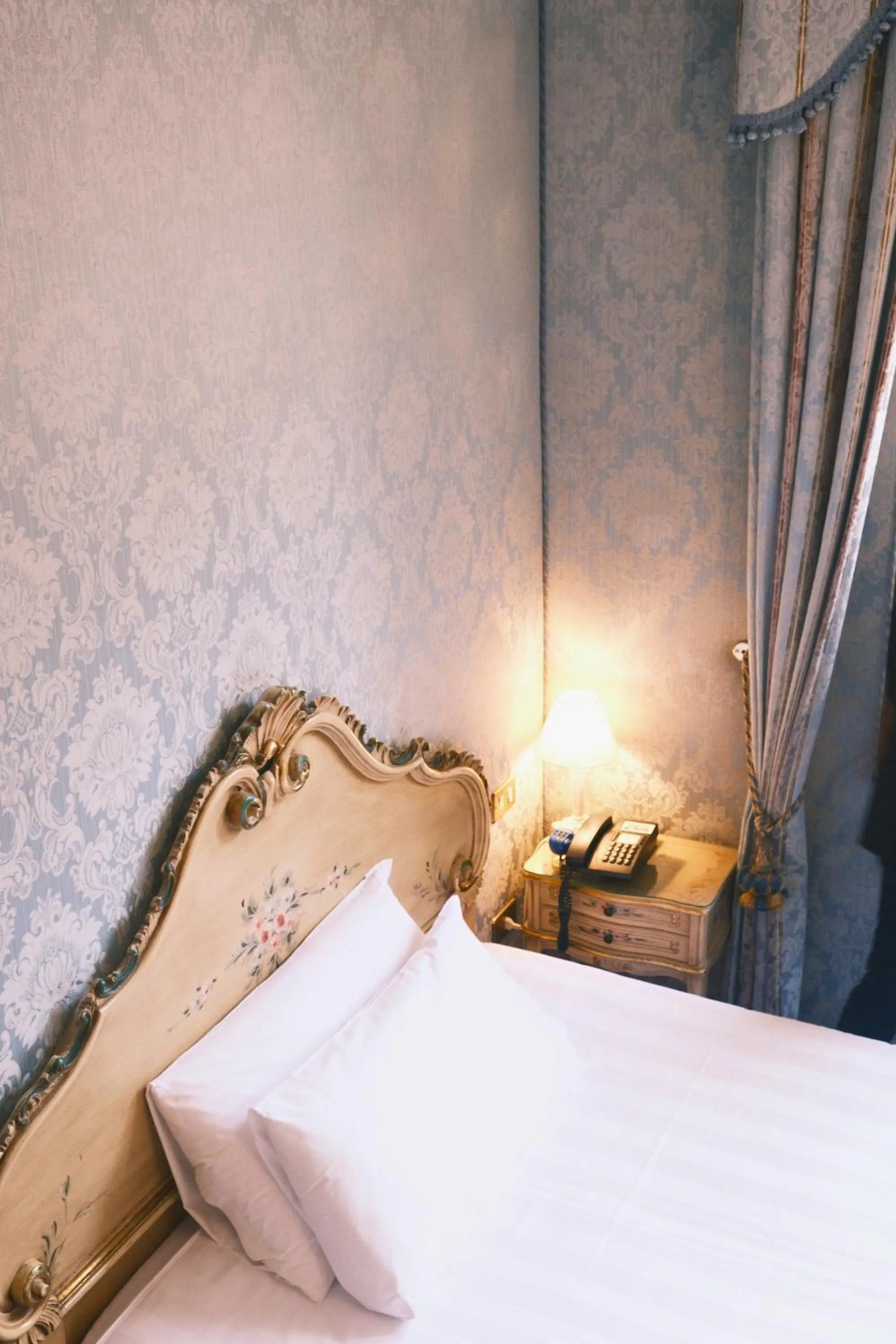 Decorative detail, Bed in H O T E L S A N G A L L O l