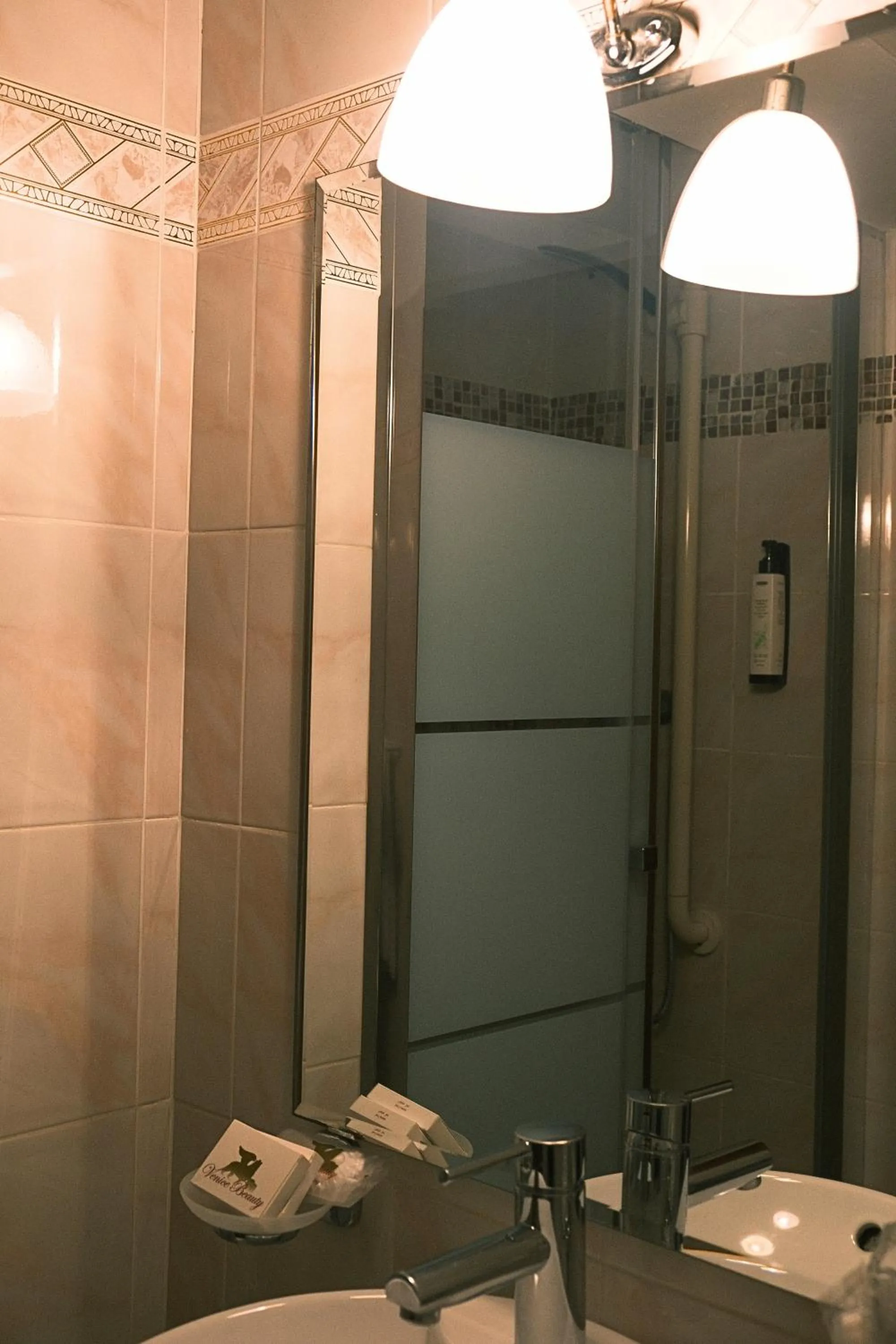 Shower in H O T E L S A N G A L L O l