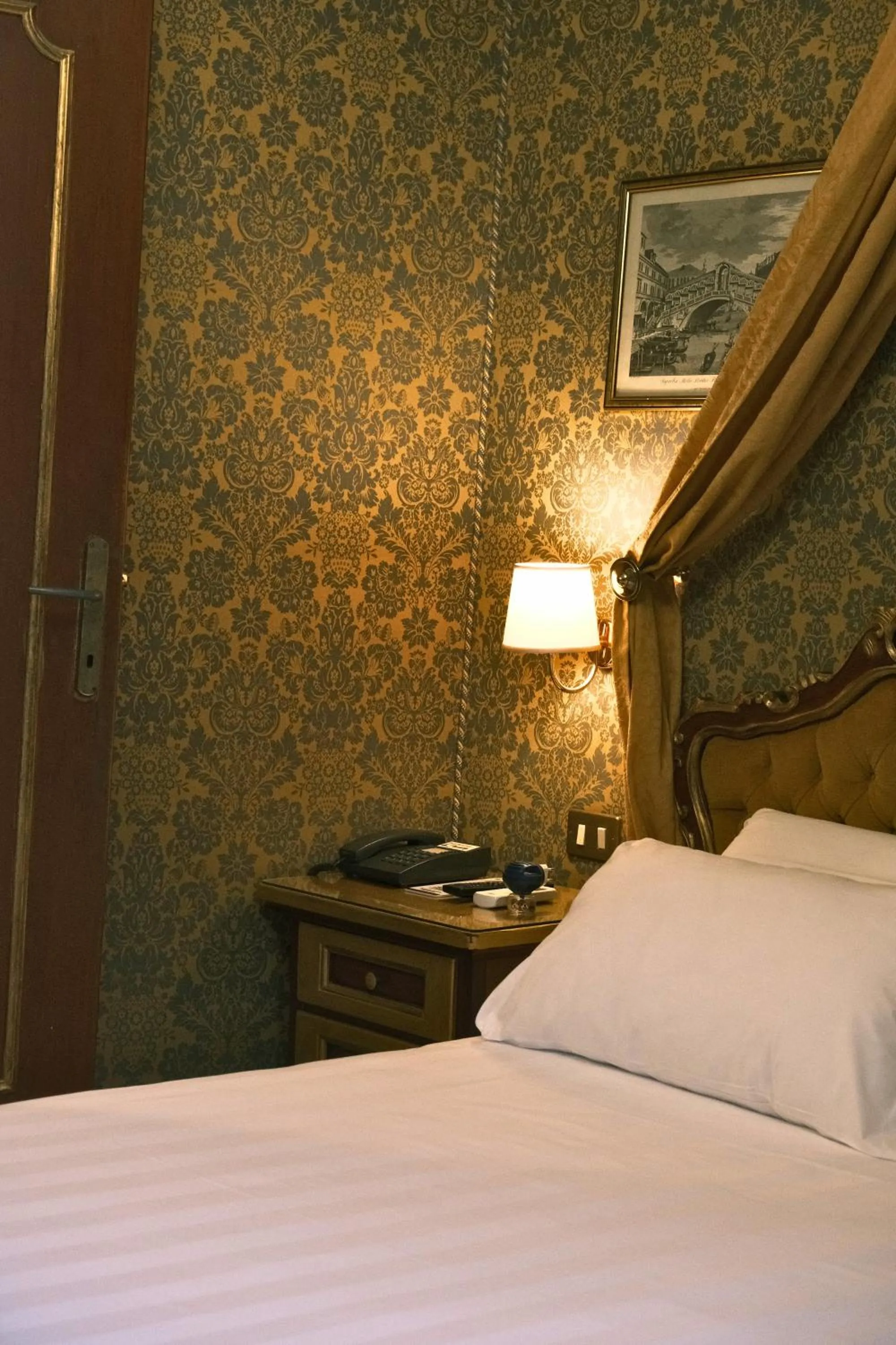 Decorative detail, Bed in H O T E L S A N G A L L O l