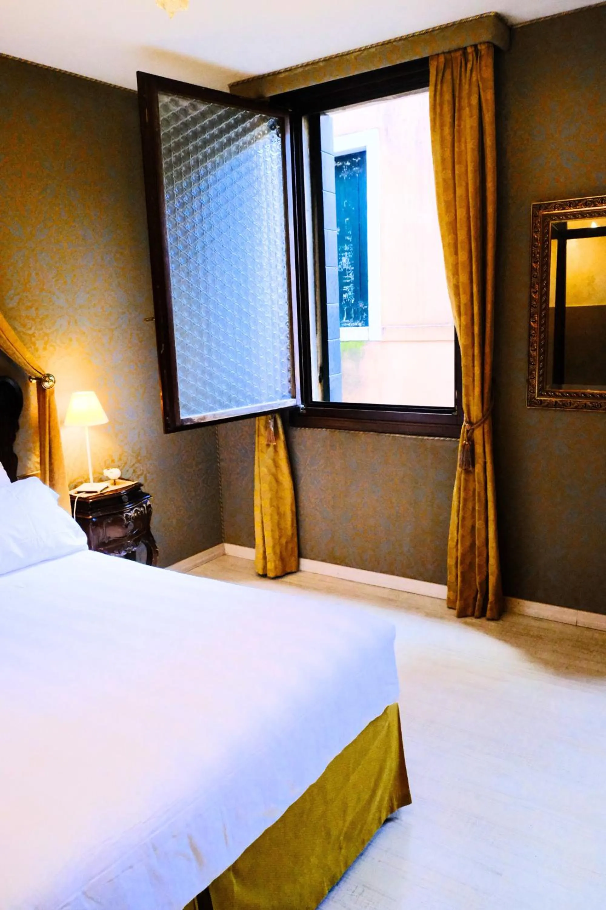 Photo of the whole room, Bed in H O T E L S A N G A L L O l