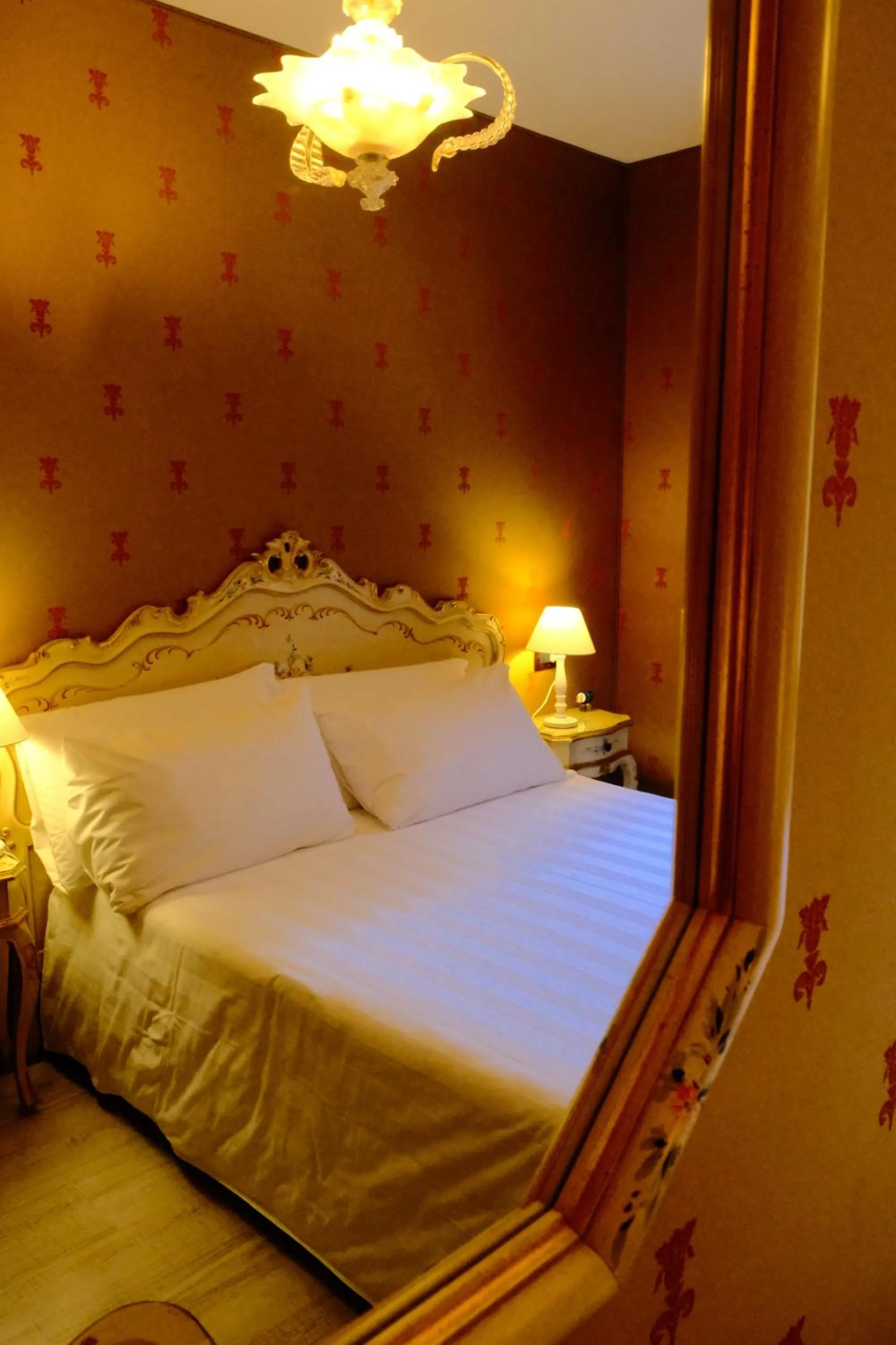 Decorative detail, Bed in H O T E L S A N G A L L O l