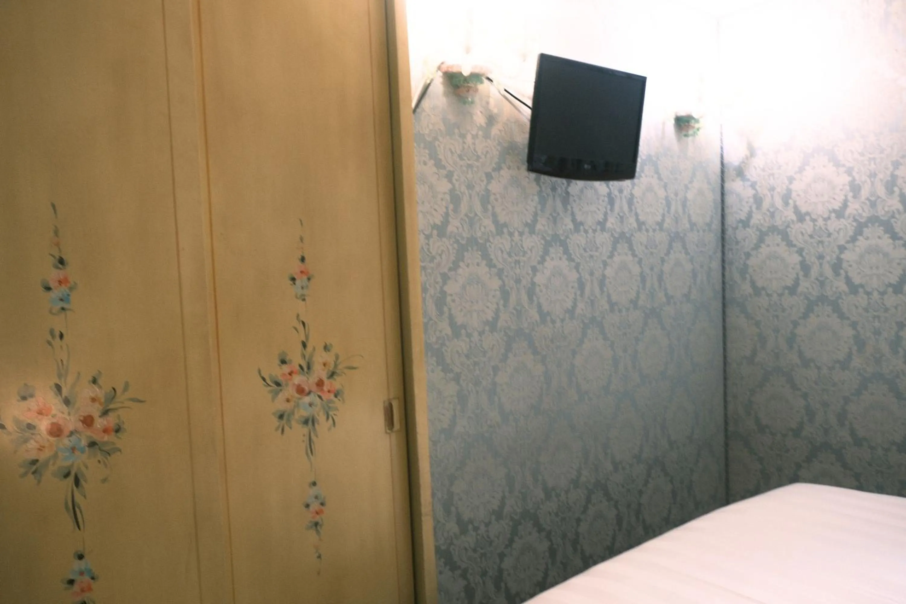 Photo of the whole room, Bed in H O T E L S A N G A L L O l