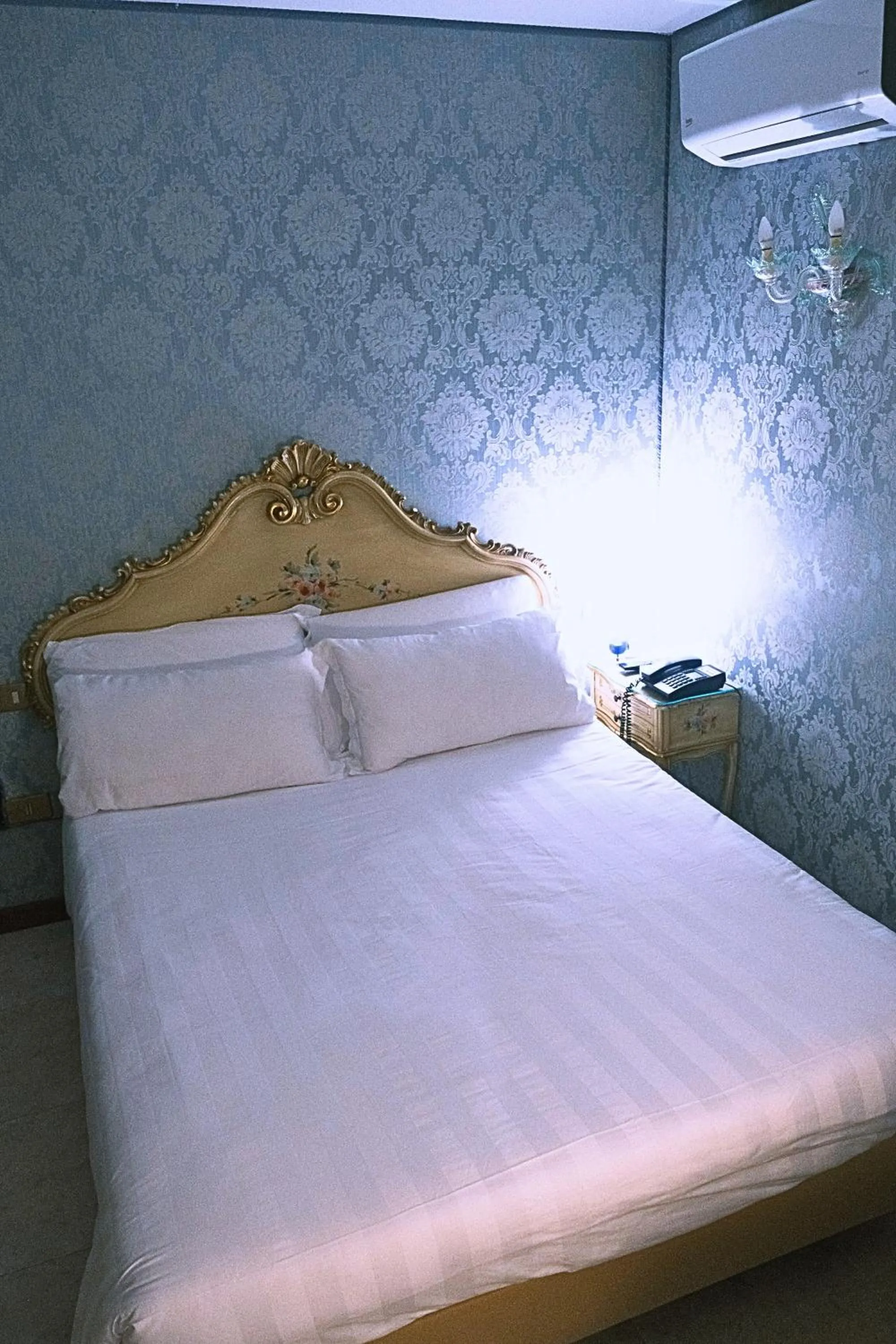 Bed in H O T E L S A N G A L L O l