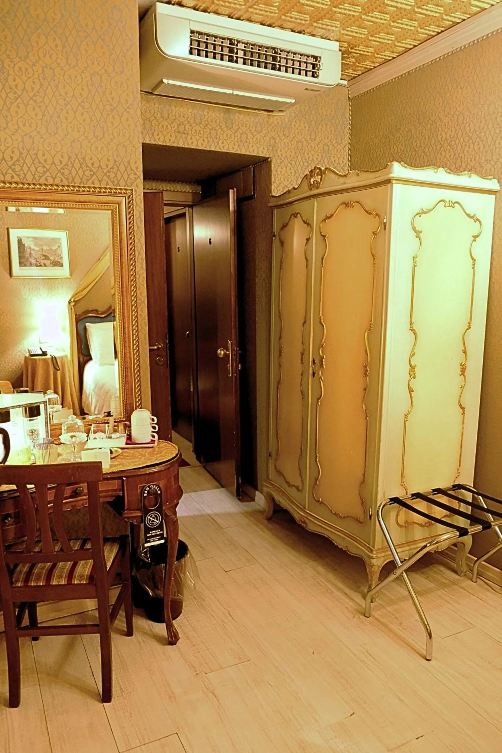 Decorative detail in H O T E L S A N G A L L O l