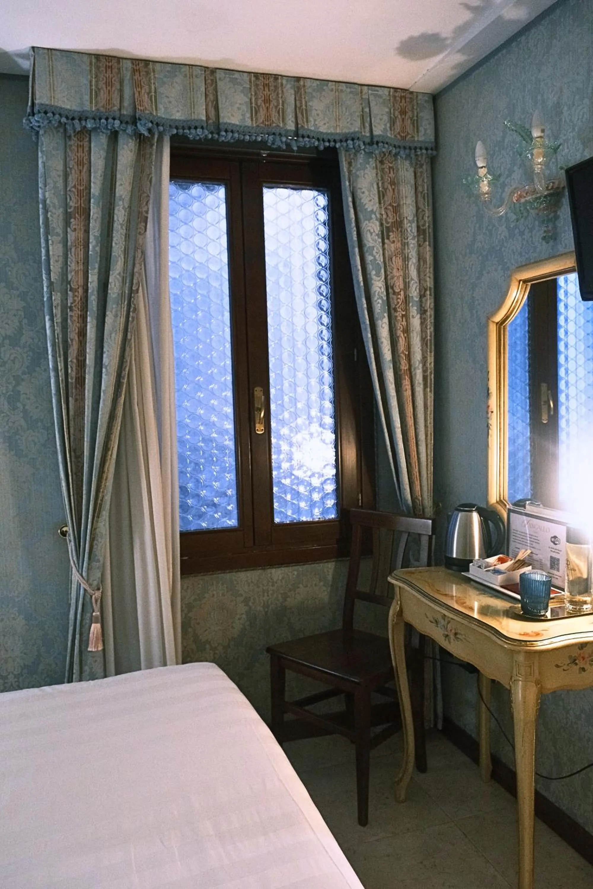 Photo of the whole room, Bed in H O T E L S A N G A L L O l