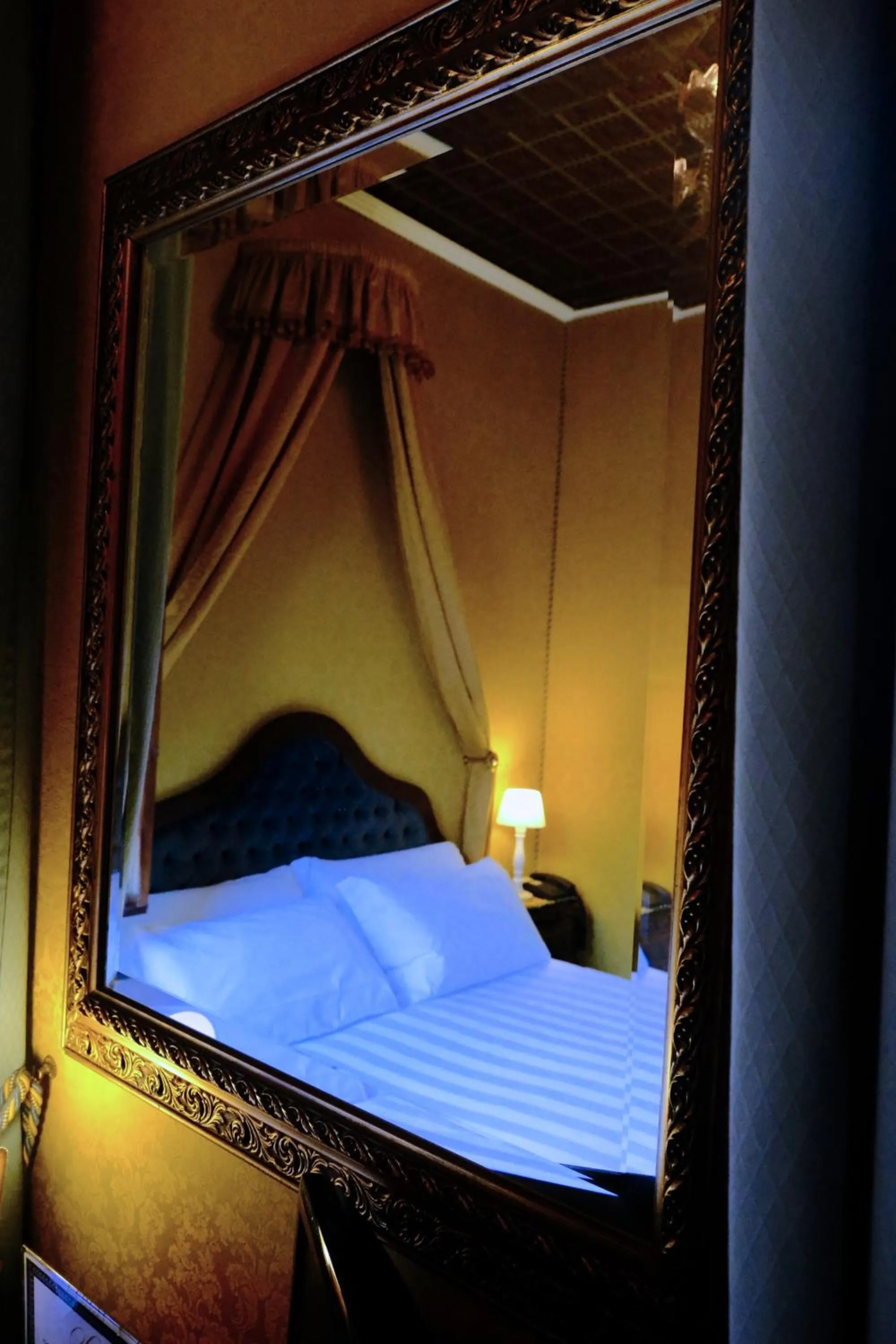 Decorative detail, Bed in H O T E L S A N G A L L O l