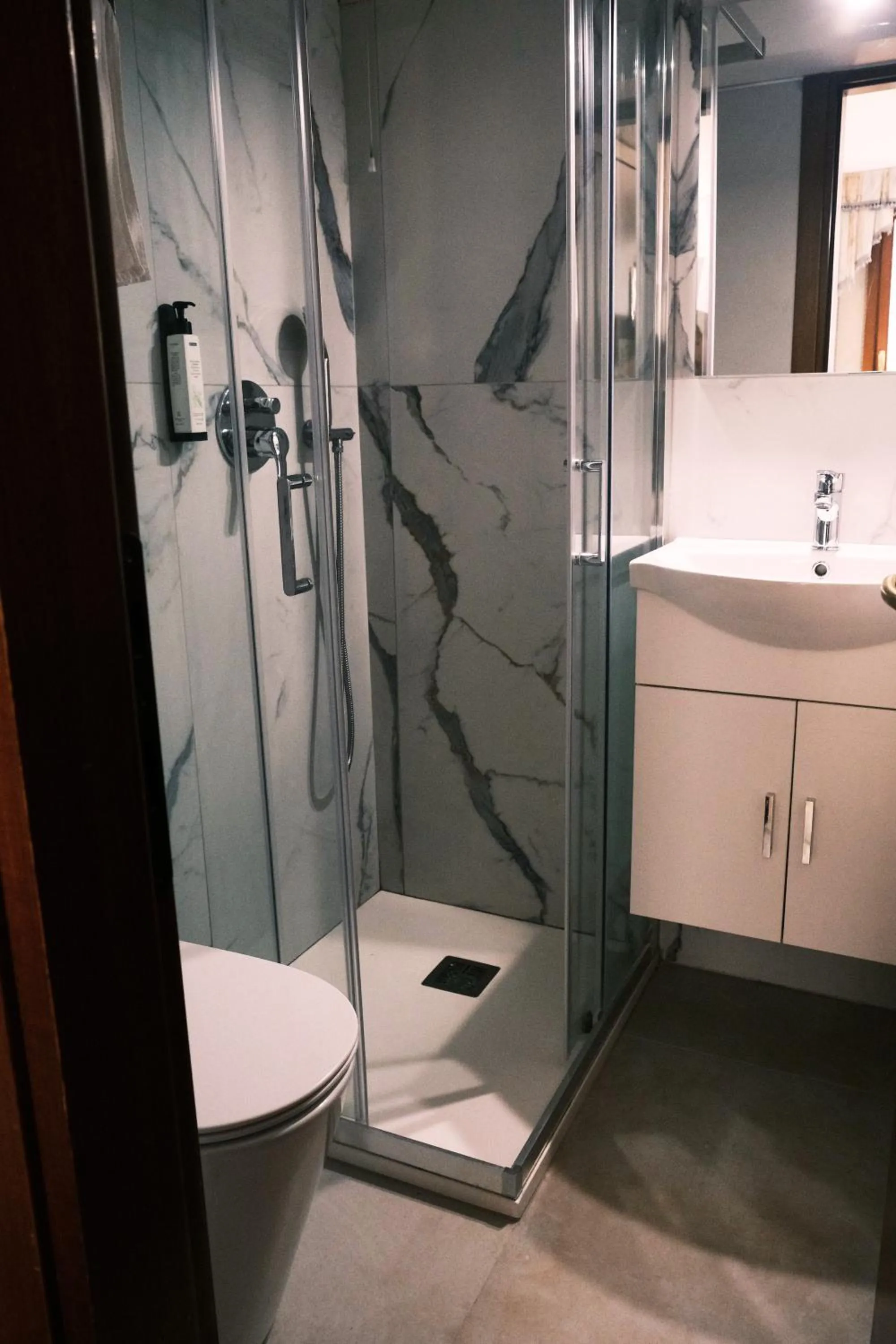 Shower in H O T E L S A N G A L L O l