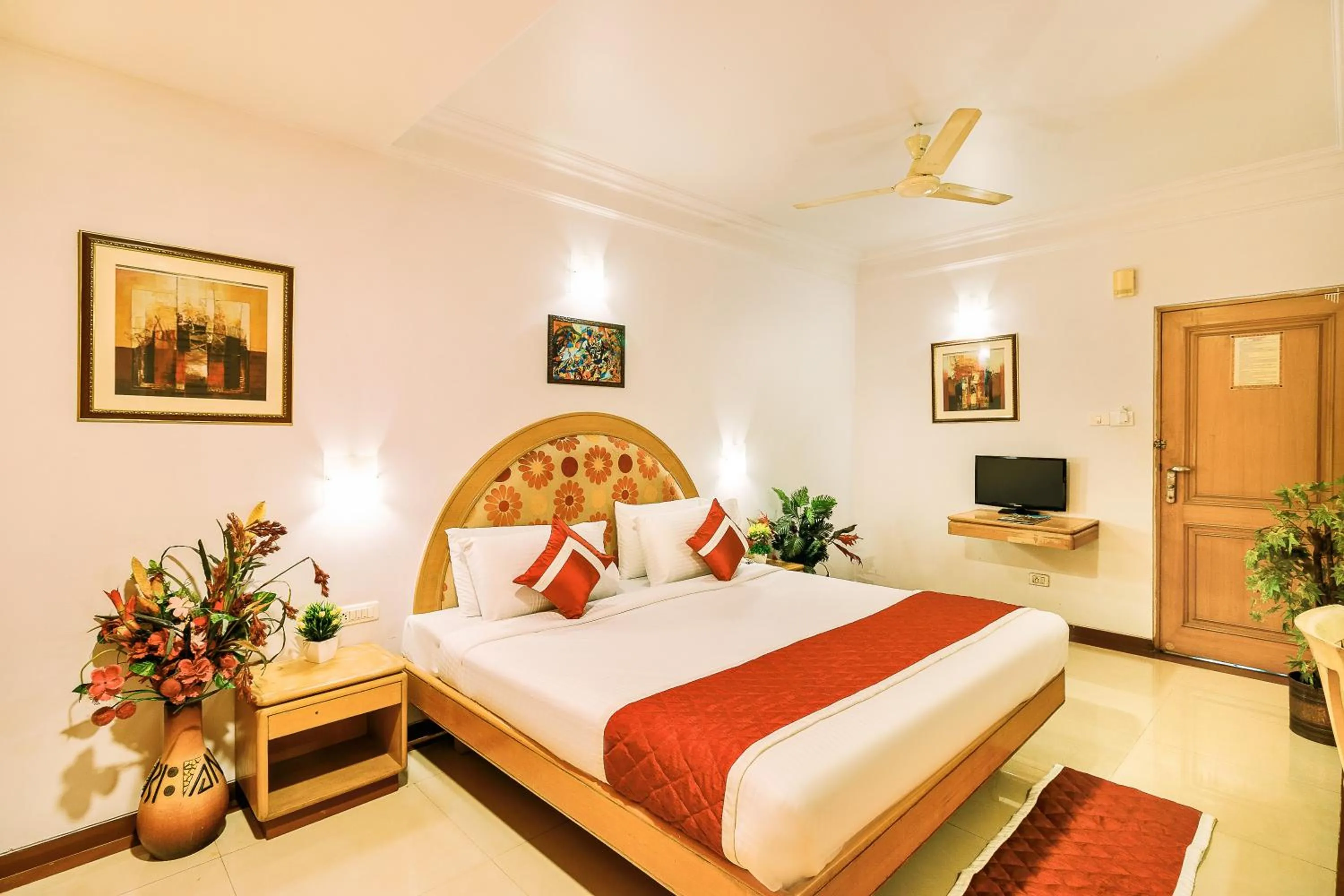 Photo of the whole room, Bed in Octave Crystal Heights