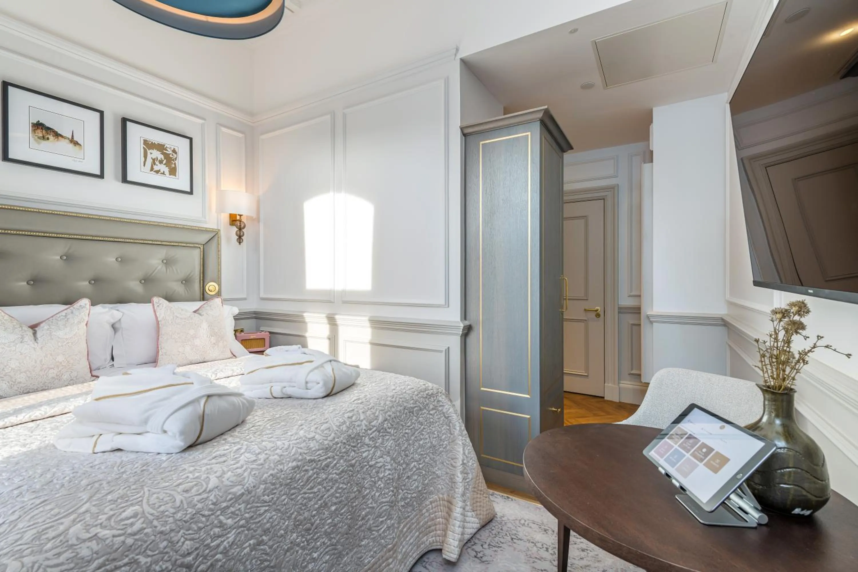 Photo of the whole room, Bed in RÌGH Residences - George Street