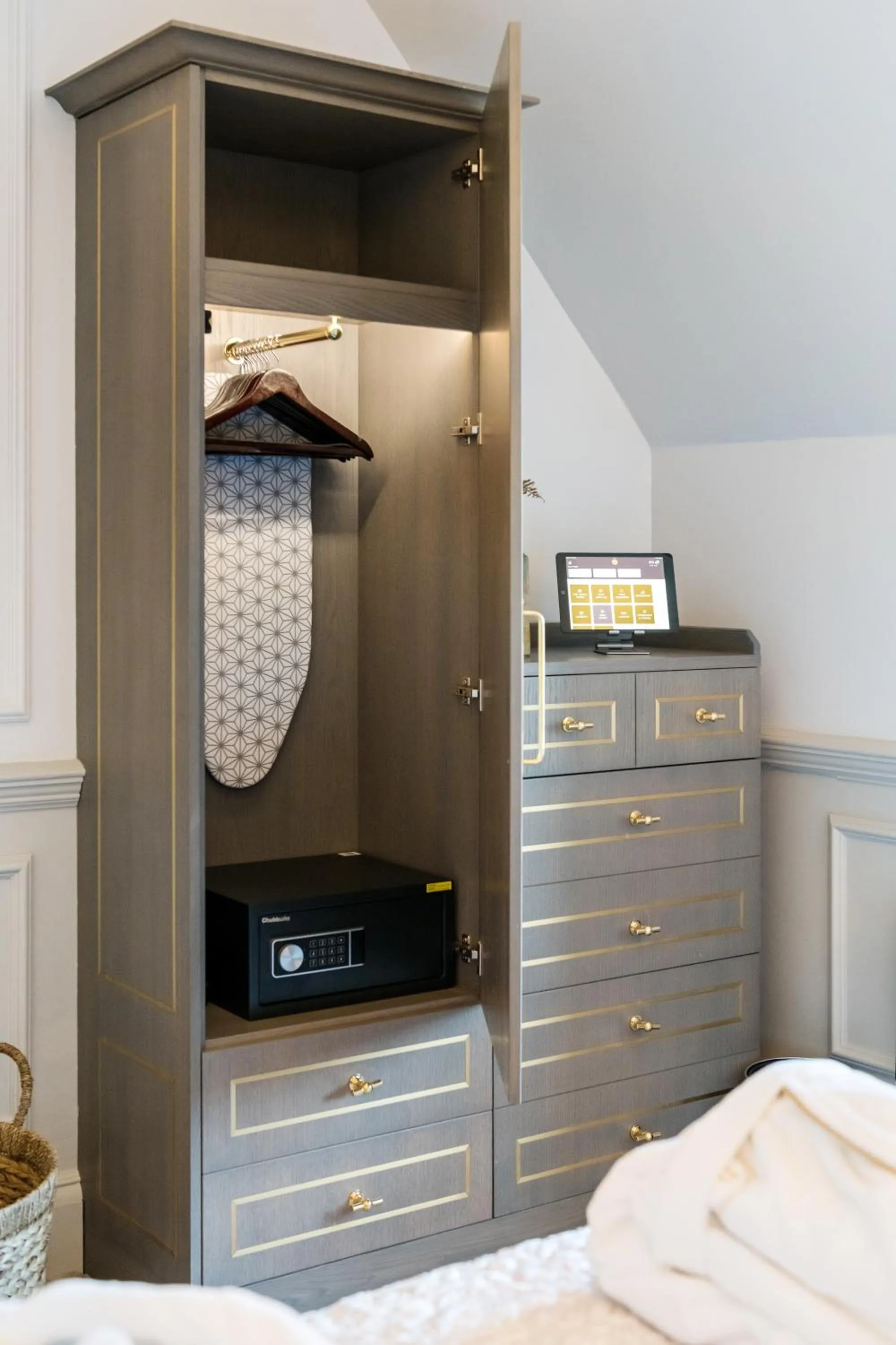 wardrobe, Bed in RÌGH Residences - George Street
