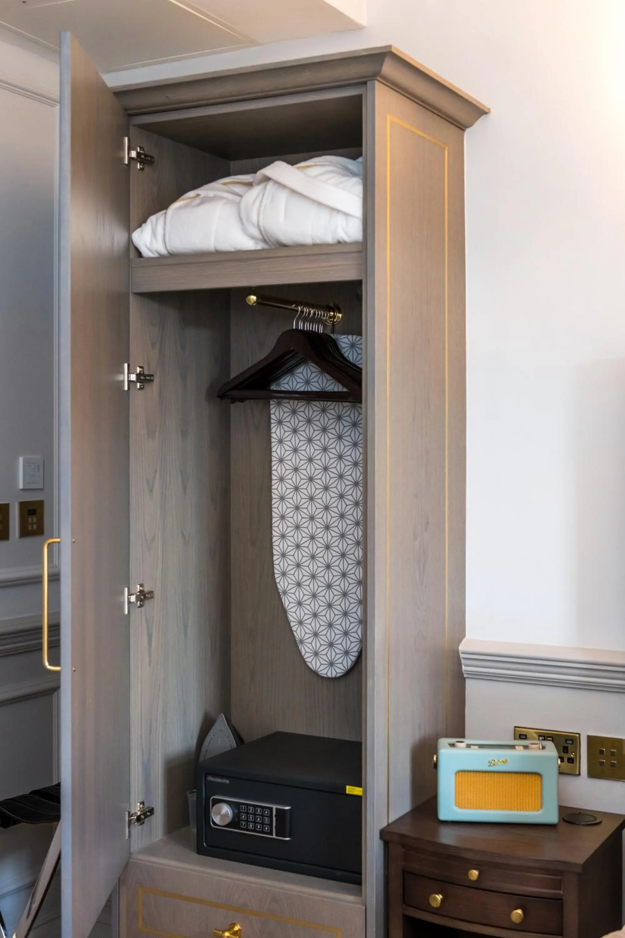 wardrobe, Bed in RÌGH Residences - George Street